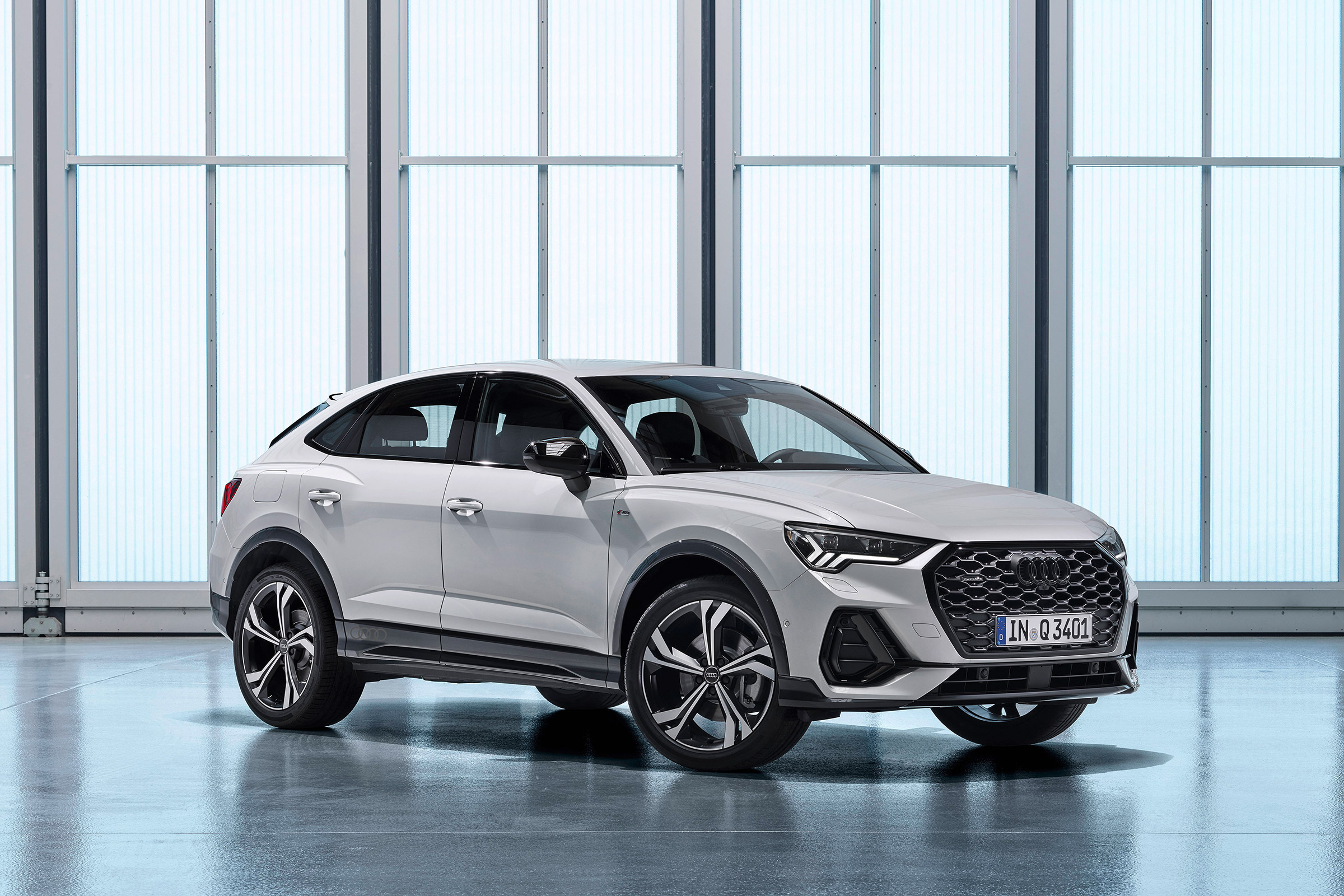 vAudi Q3 Sportback - front quarter