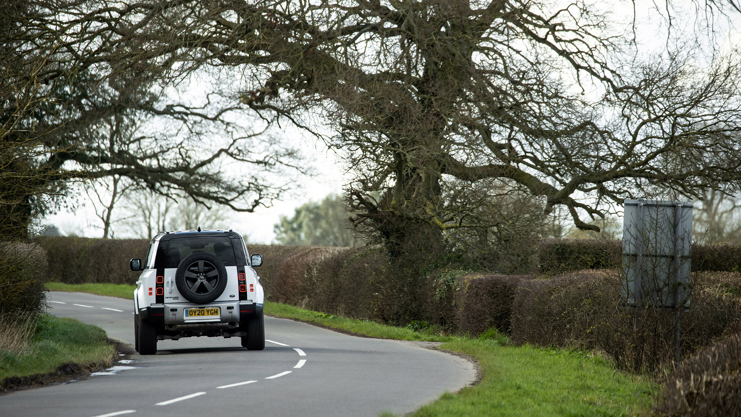 Land Rover Defender 110 P400 SE – white