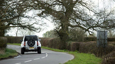Land Rover Defender 110 P400 SE – white