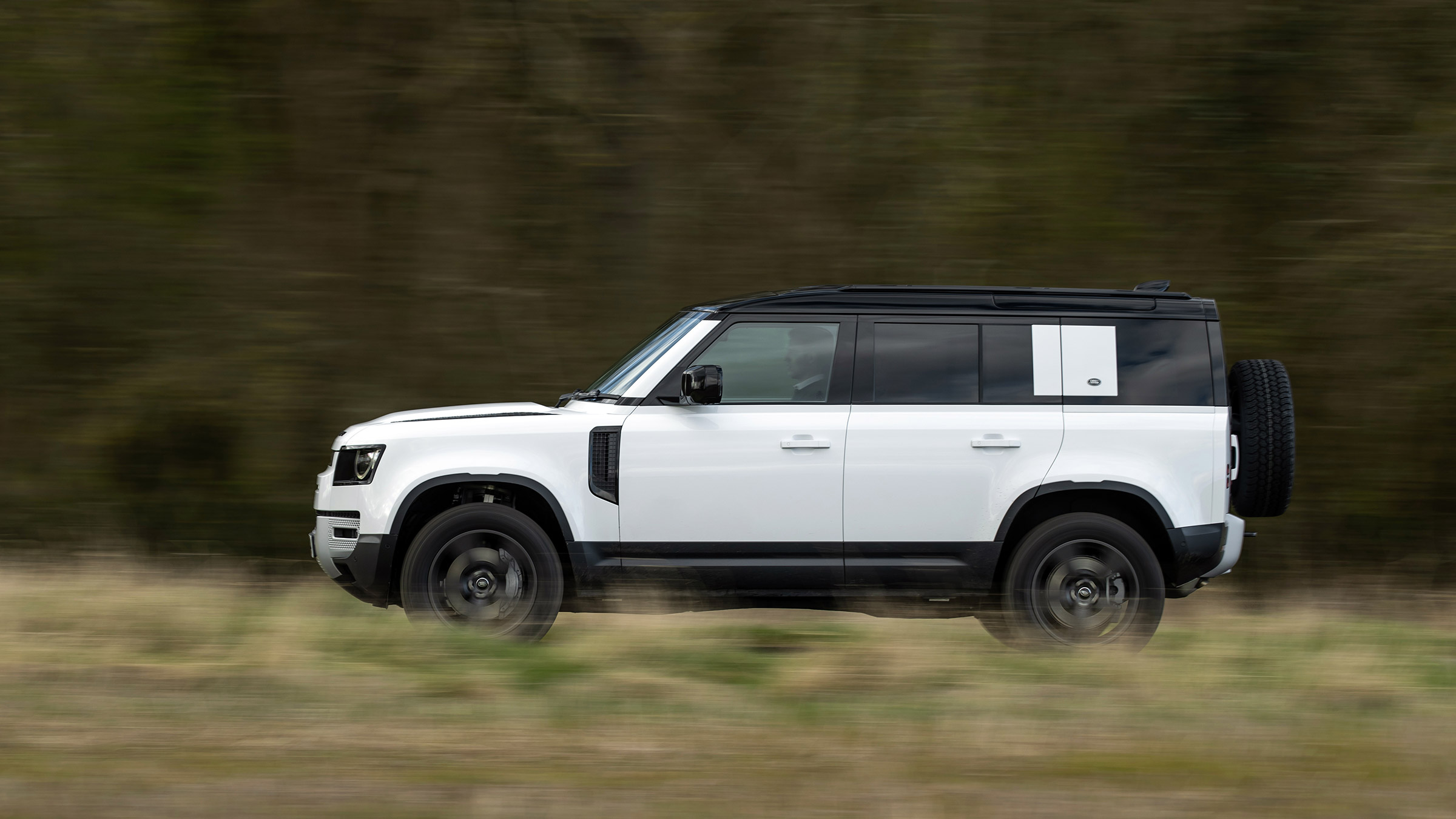 Land Rover Defender 110 P400 SE – tail
