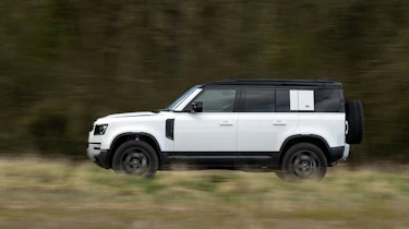 Land Rover Defender 110 P400 SE – tail