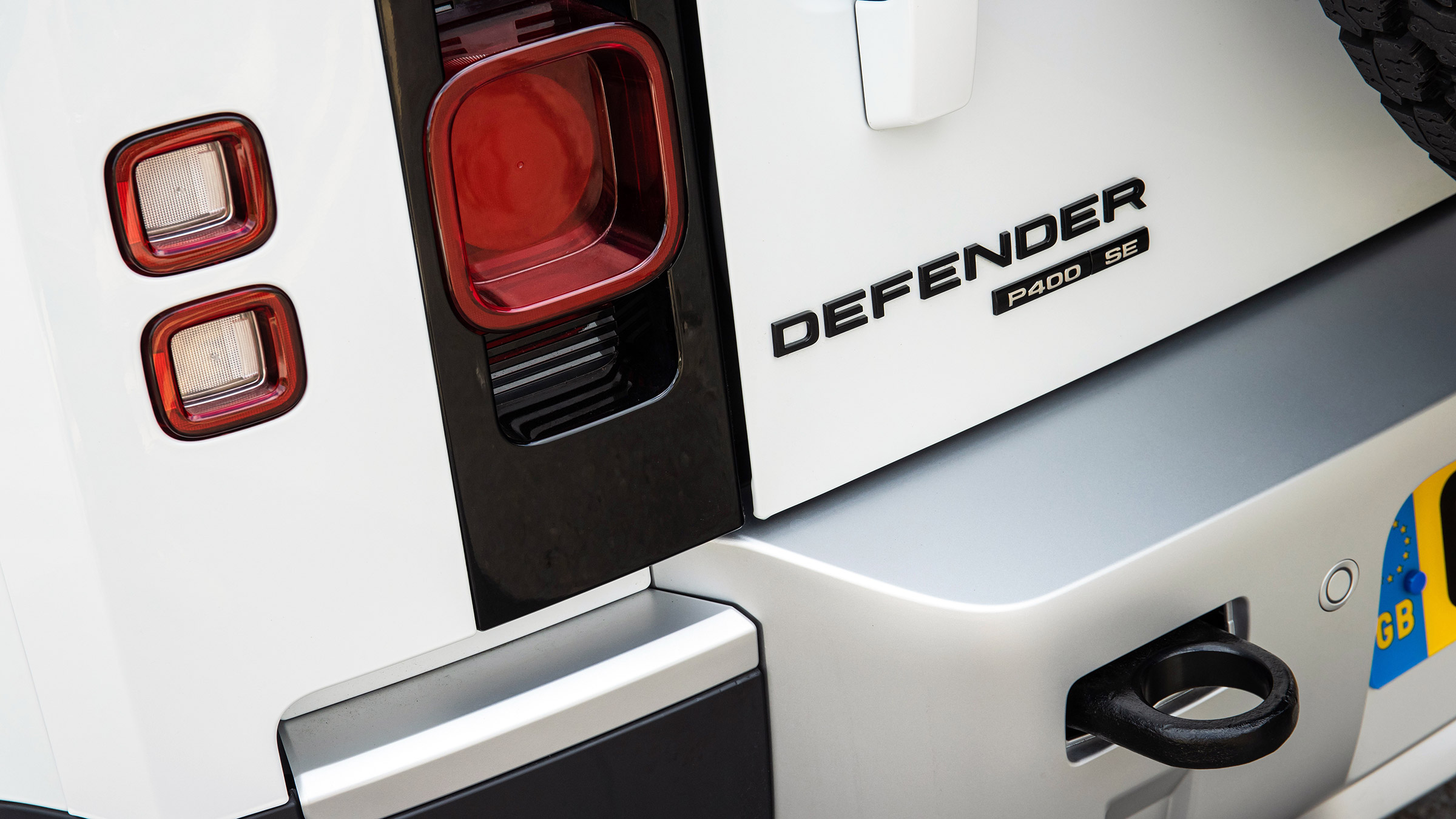 Land Rover Defender 110 P400 SE – front