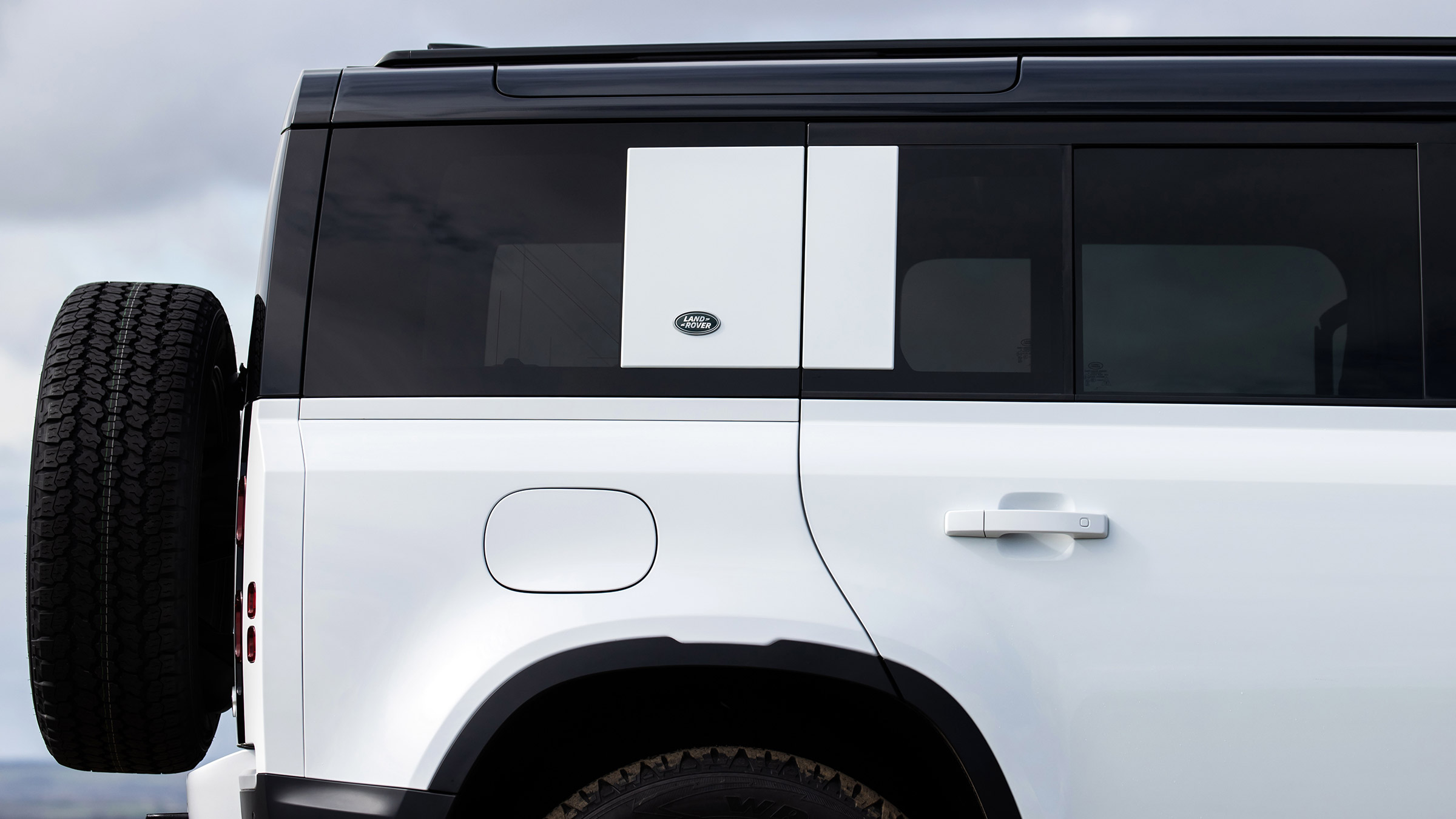 Land Rover Defender 110 P400 SE – side