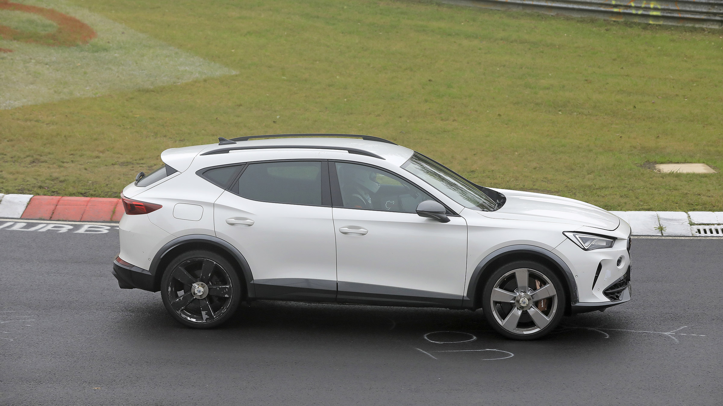 Cupra Formentor VZ5 spy - side pan