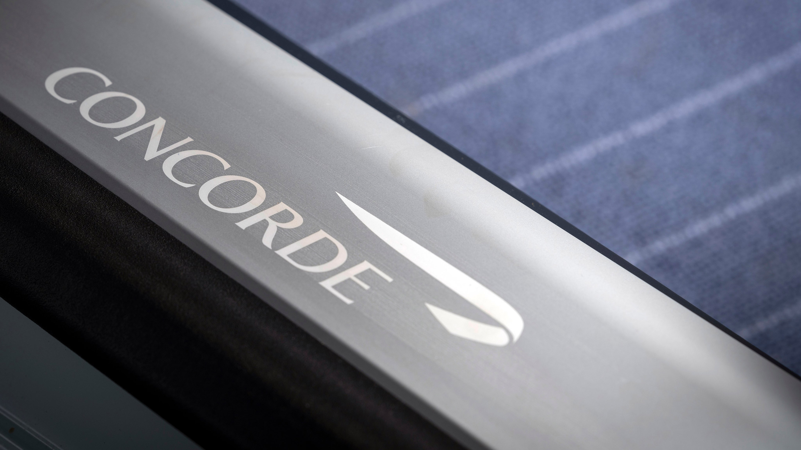 Aston Martin DBS Superleggera Concorde sill