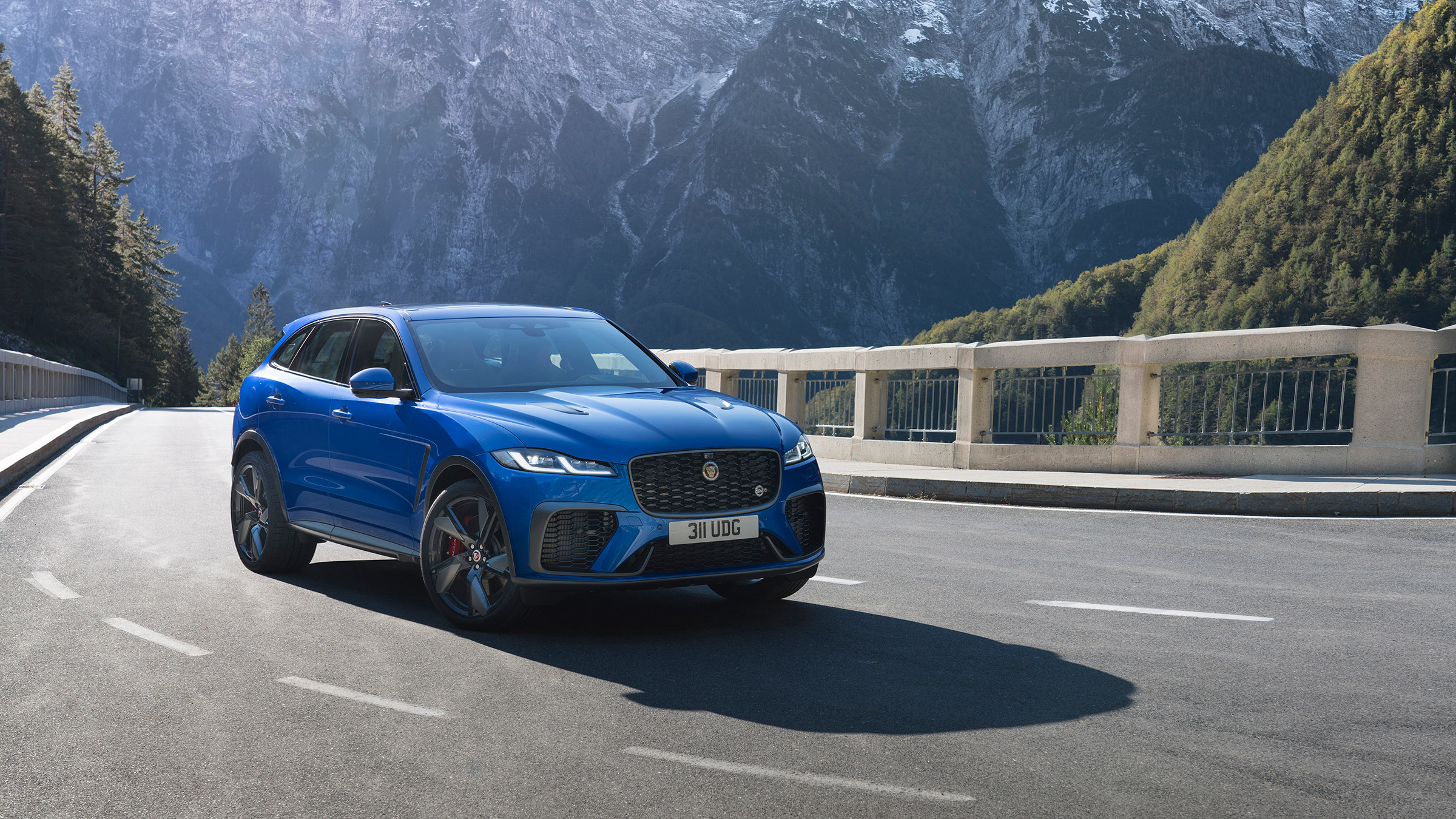 Jaguar F-Pace SVR 2021 front quarter