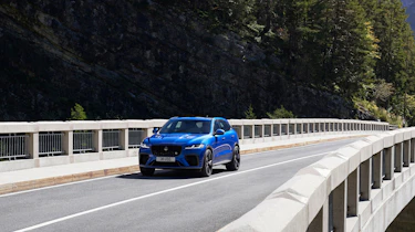 Jaguar F-Pace SVR 2021 front 3.4