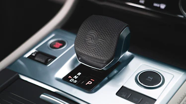Jaguar F-Pace SVR 2021 gear