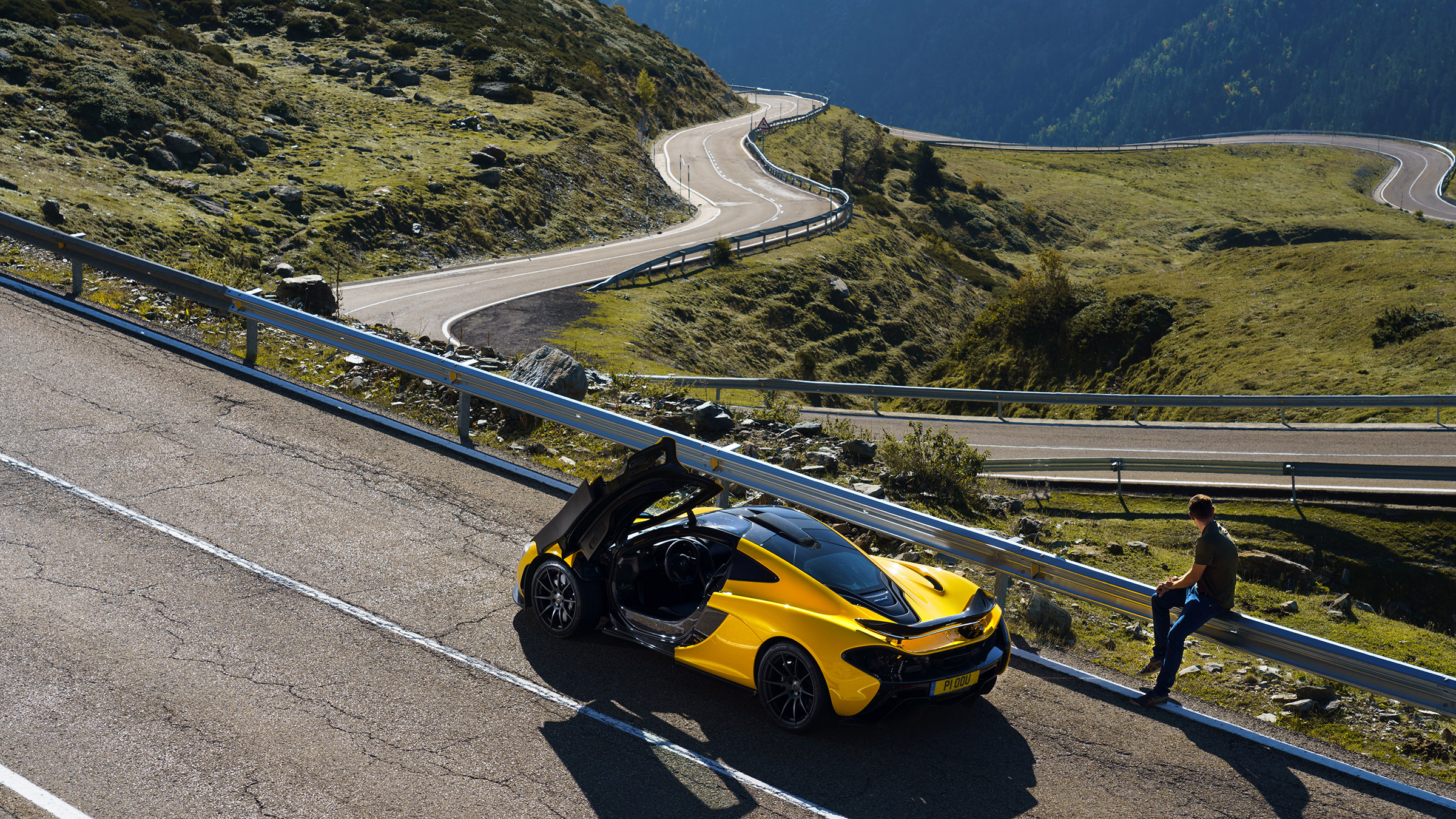 McLaren P1 yellow DS - doors open