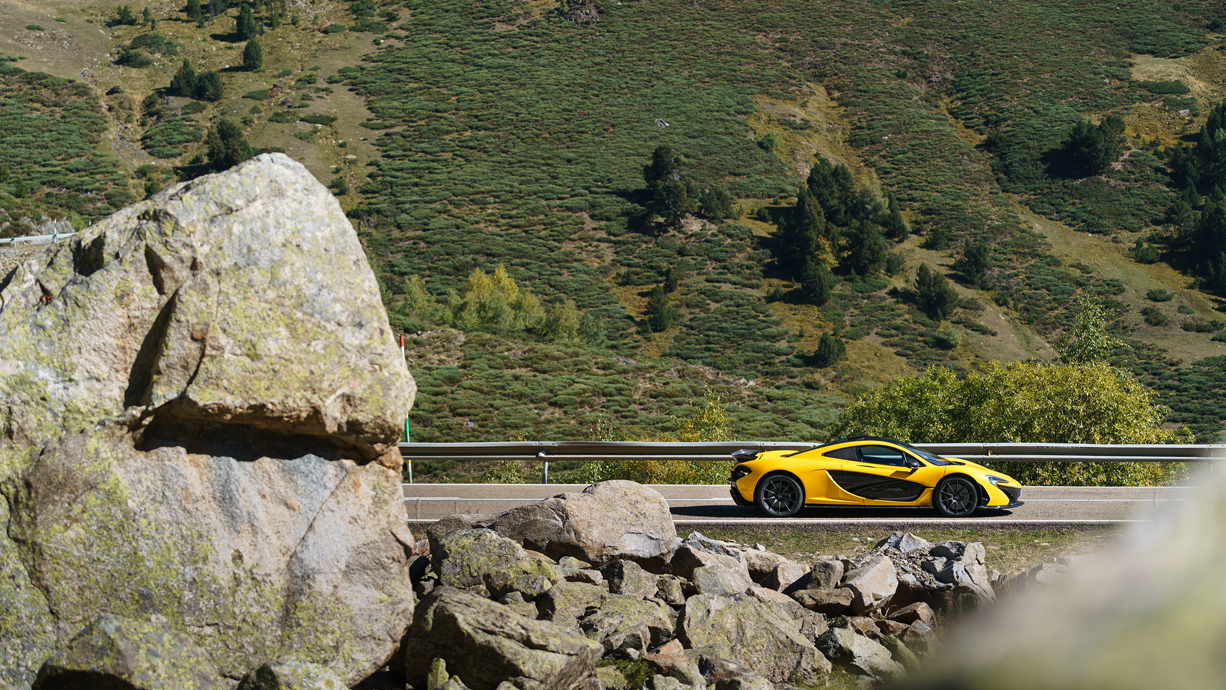 McLaren P1 yellow - side