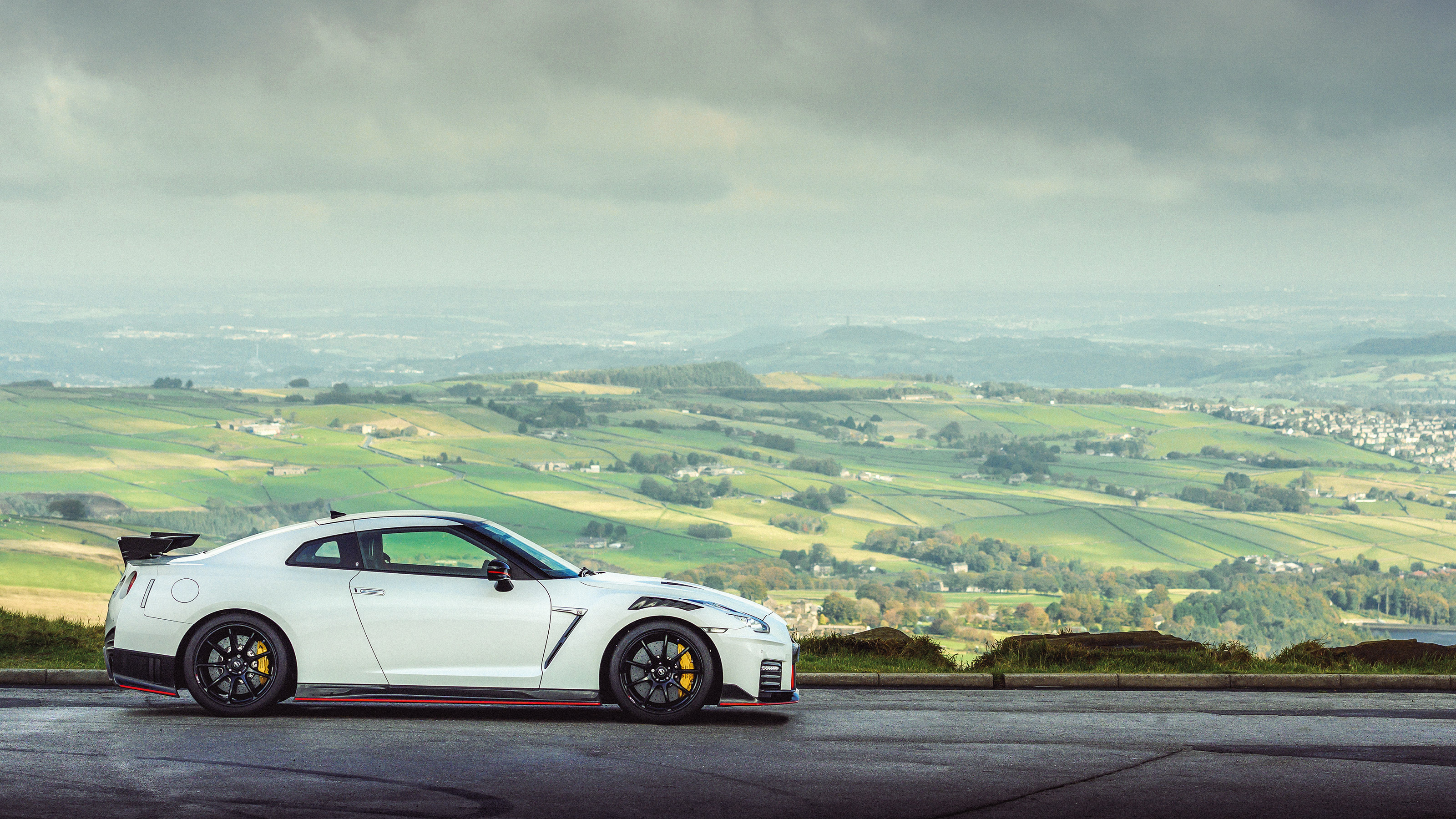 R35 Nissan GT-R Nismo side
