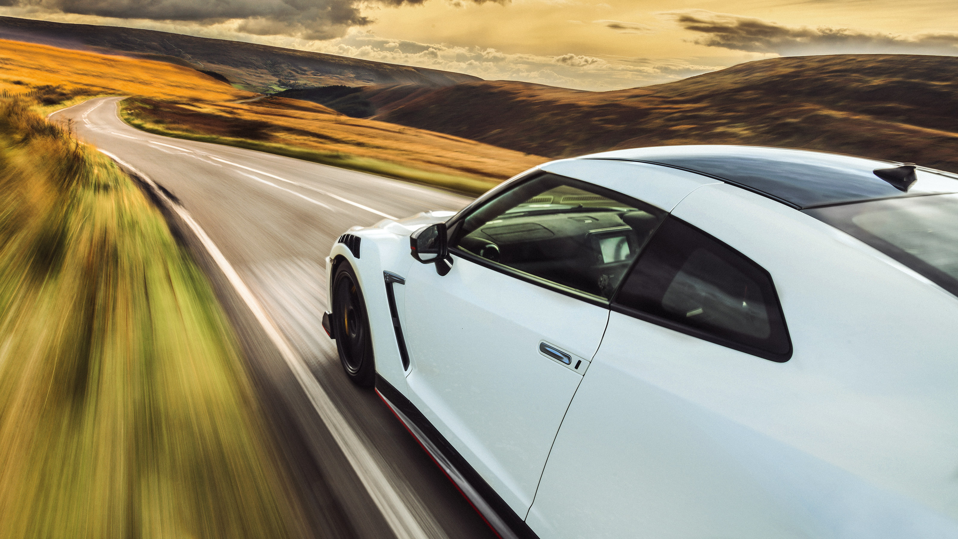 R35 Nissan GT-R Nismo side