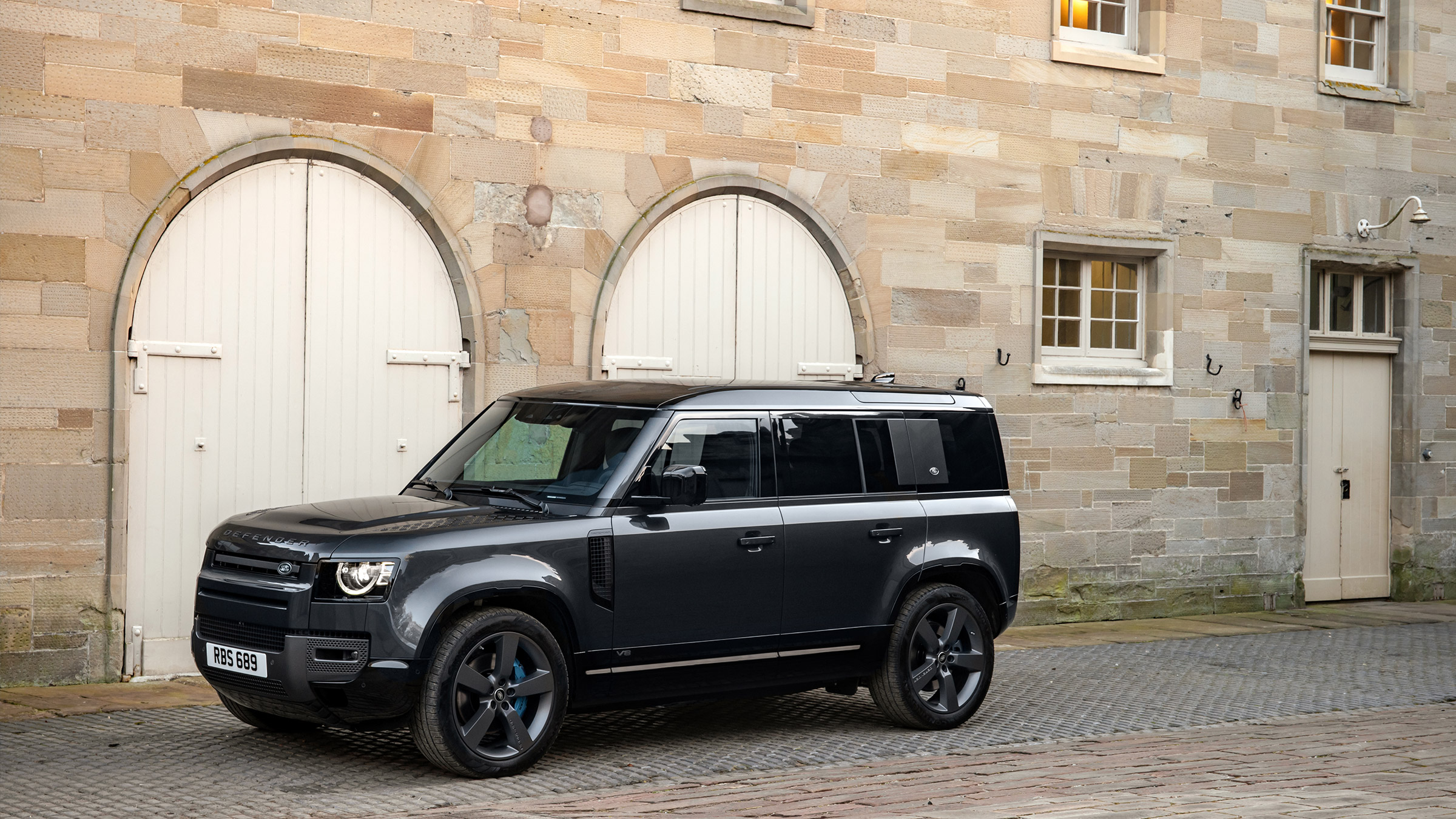 Land Rover Defender V8 MY22 - 110 static front