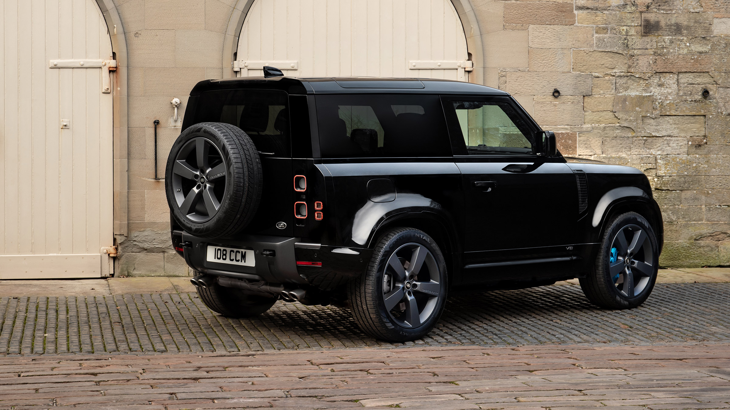 Land Rover Defender V8 MY22 - 90 rear static