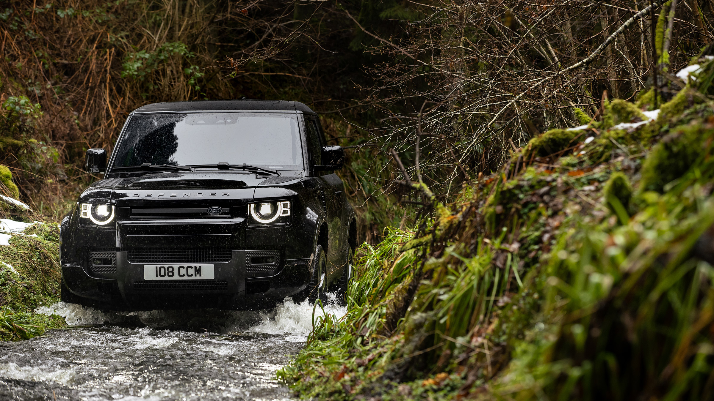 Land Rover Defender V8 MY22 - off-road