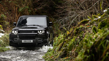 Land Rover Defender V8 MY22 - off-road