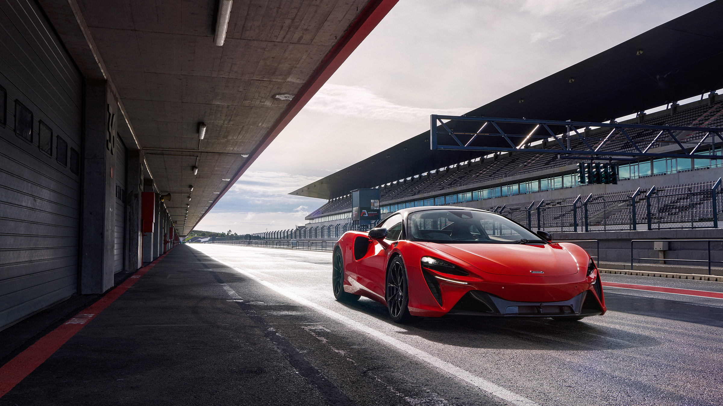 McLaren Artura revealed - orange front pit