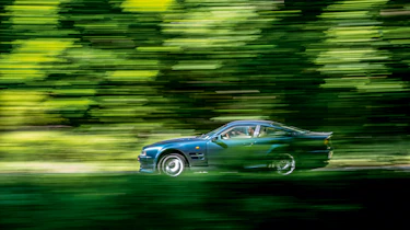 Aston Martin Vantage V550 - pan