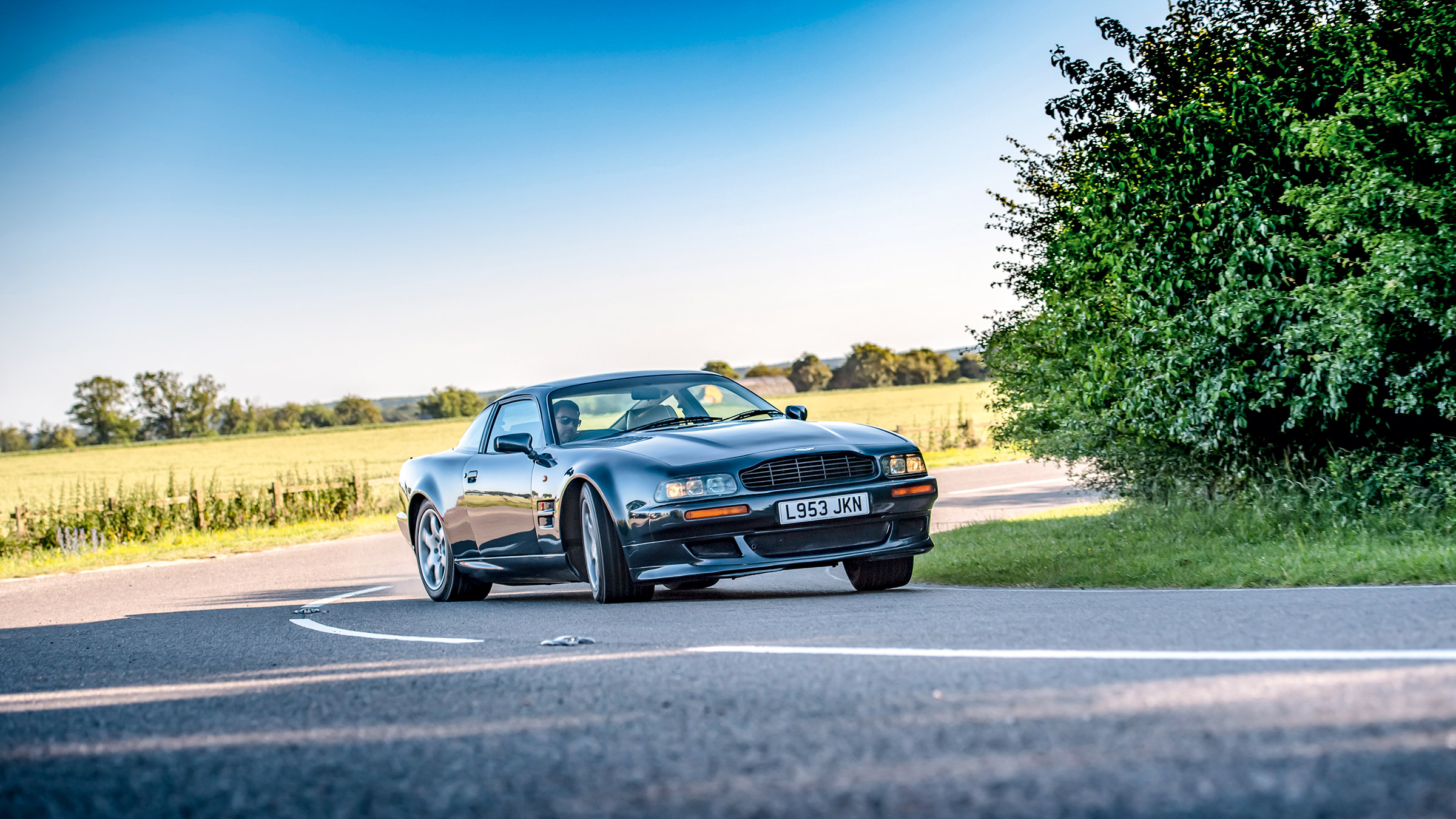 Aston Martin Vantage V550 - corner pan