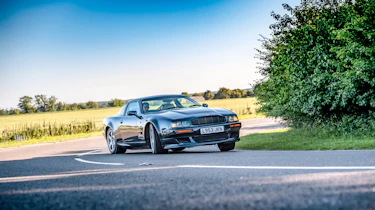 Aston Martin Vantage V550 - corner pan