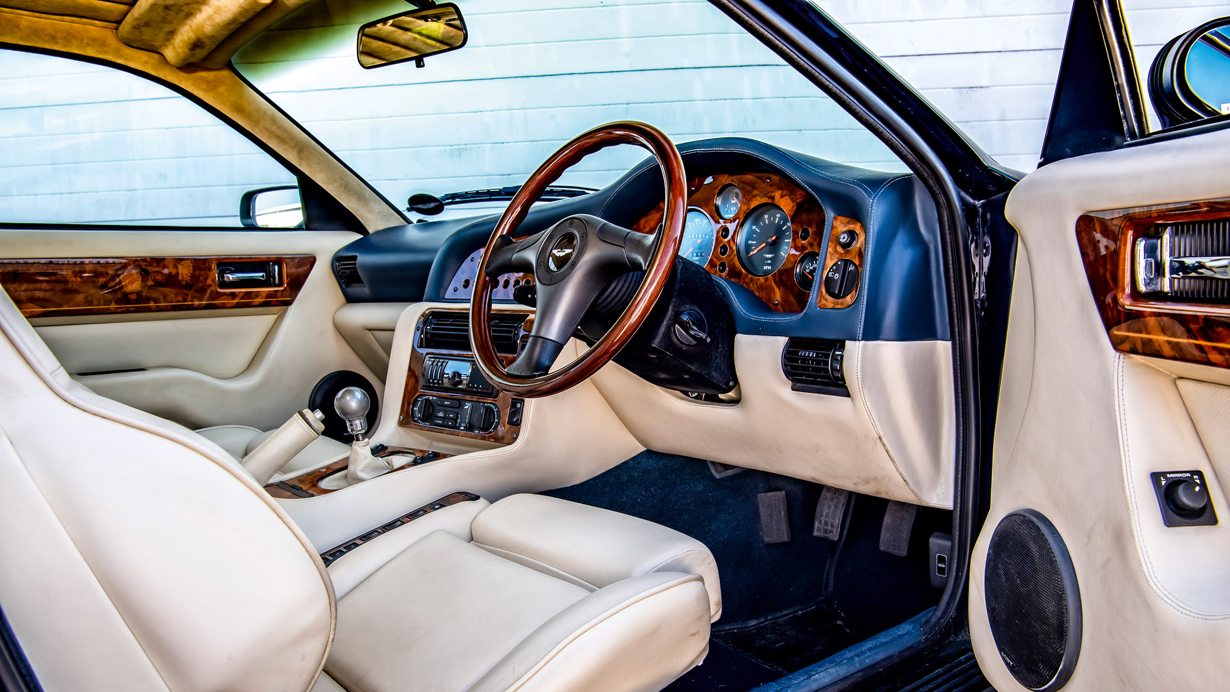 Aston Martin Vantage V550 - cabin