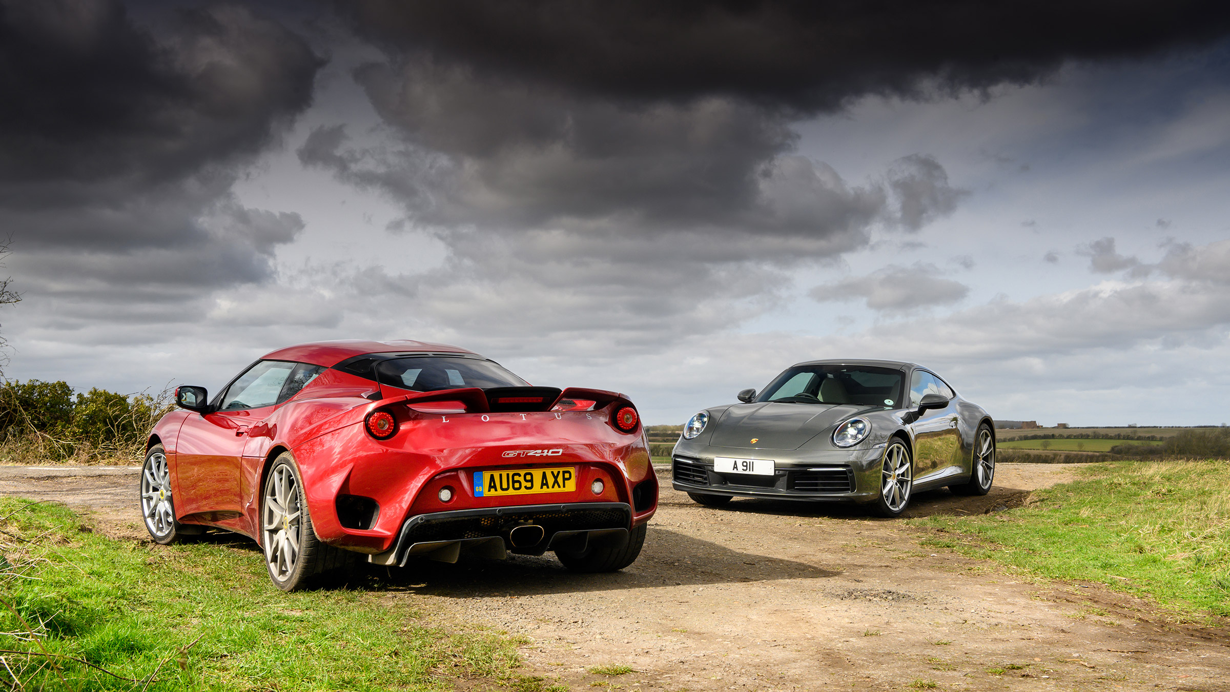 Porsche 911 Carrera vs Lotus Evora GT410 – static