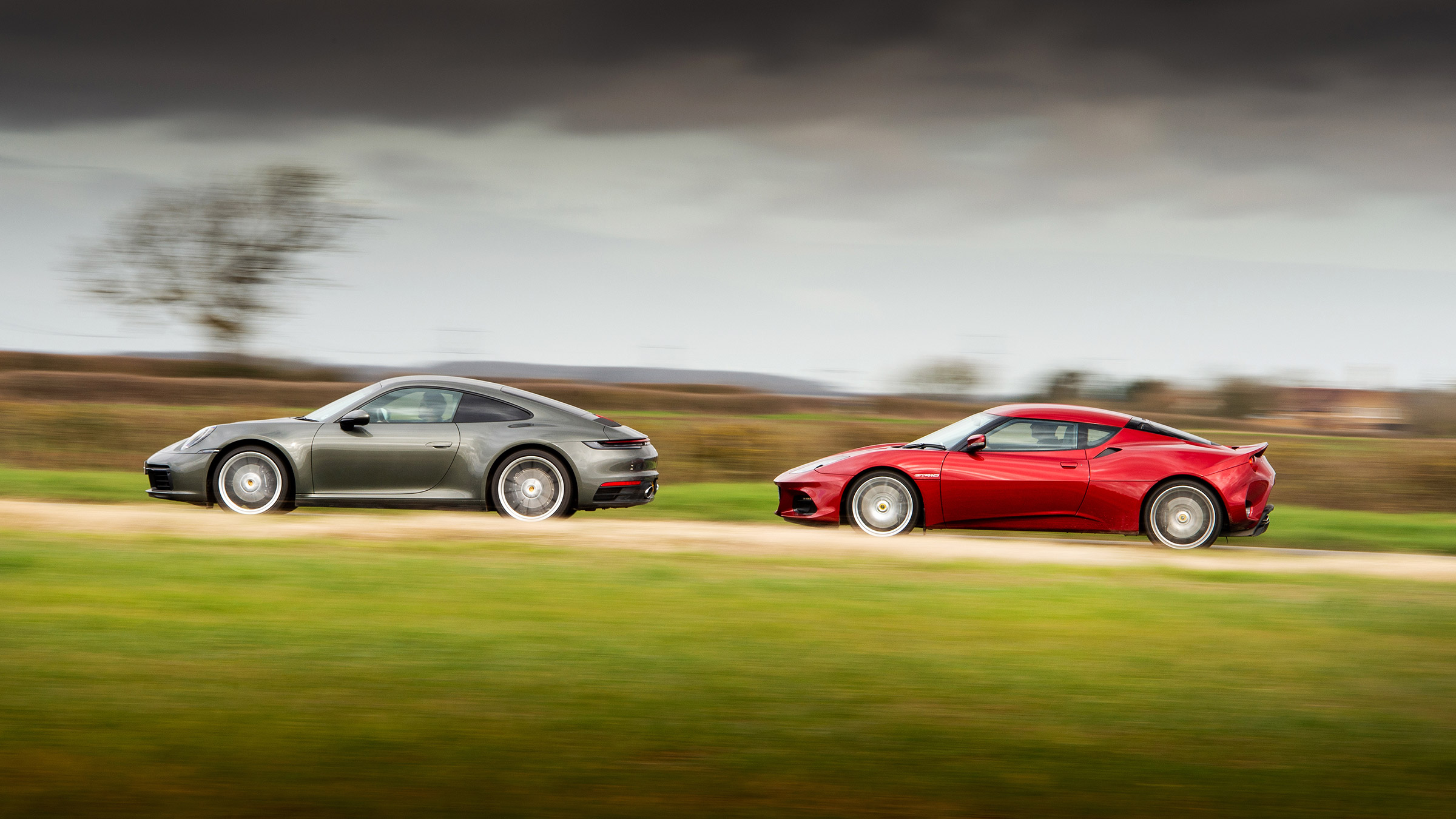 Porsche 911 Carrera vs Lotus Evora GT410 – pan