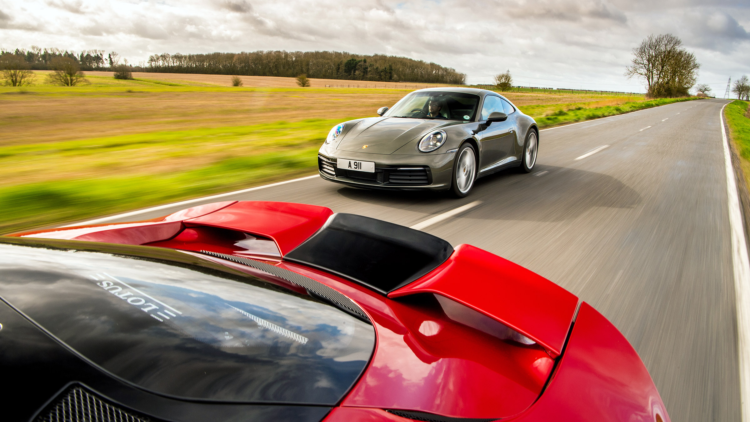 Porsche 911 Carrera vs Lotus Evora GT410 – rear tracking