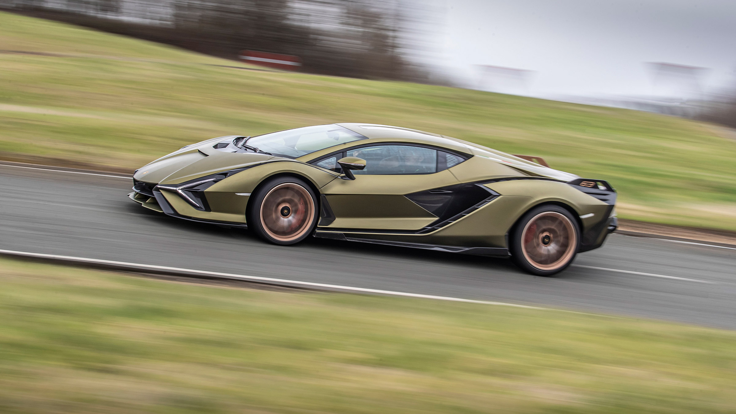 Lamborghini Sian - side