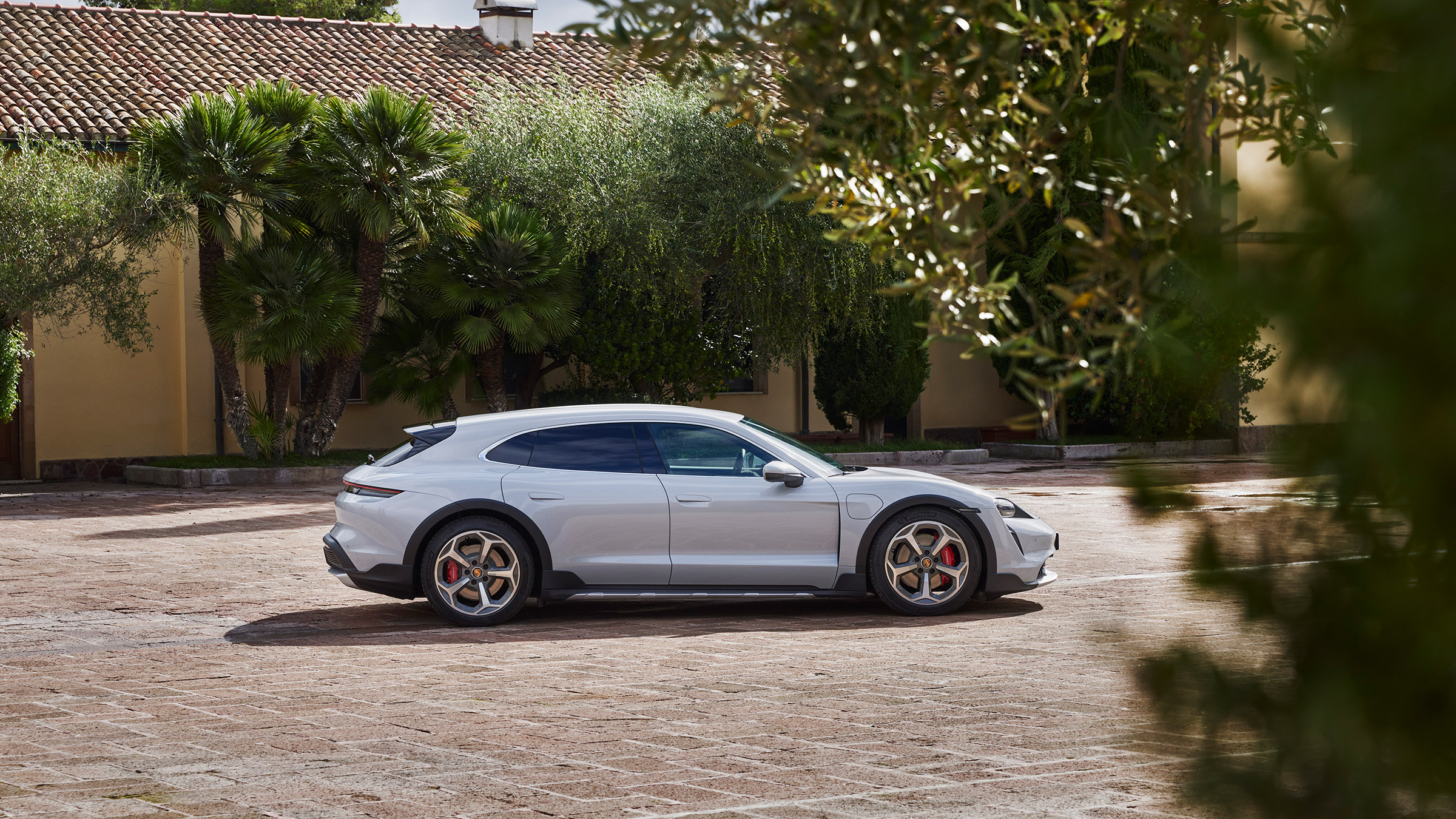 Porsche Taycan Cross Turismo - 4S side