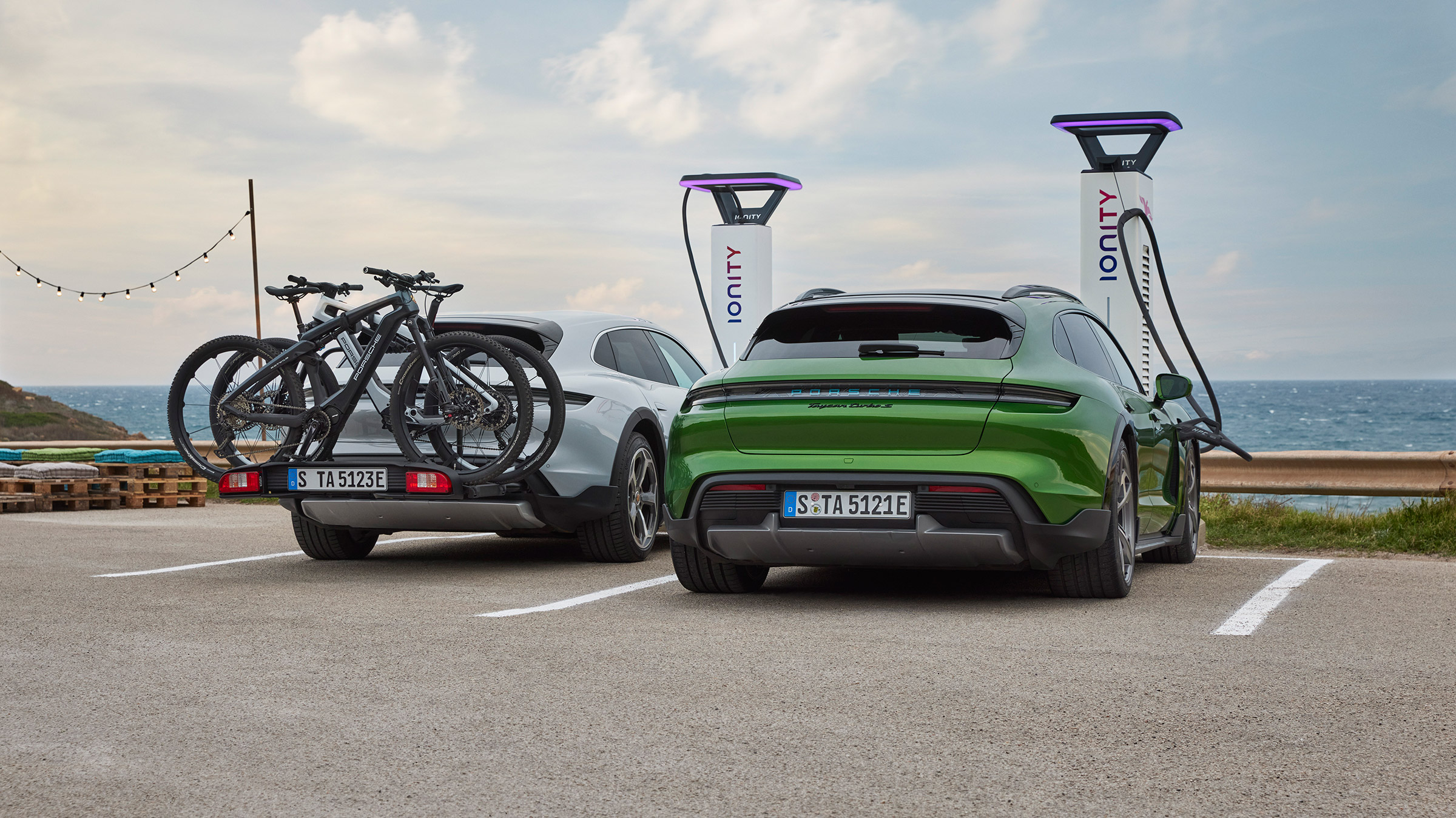 Porsche Taycan Cross Turismo - park