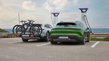 Porsche Taycan Cross Turismo - park