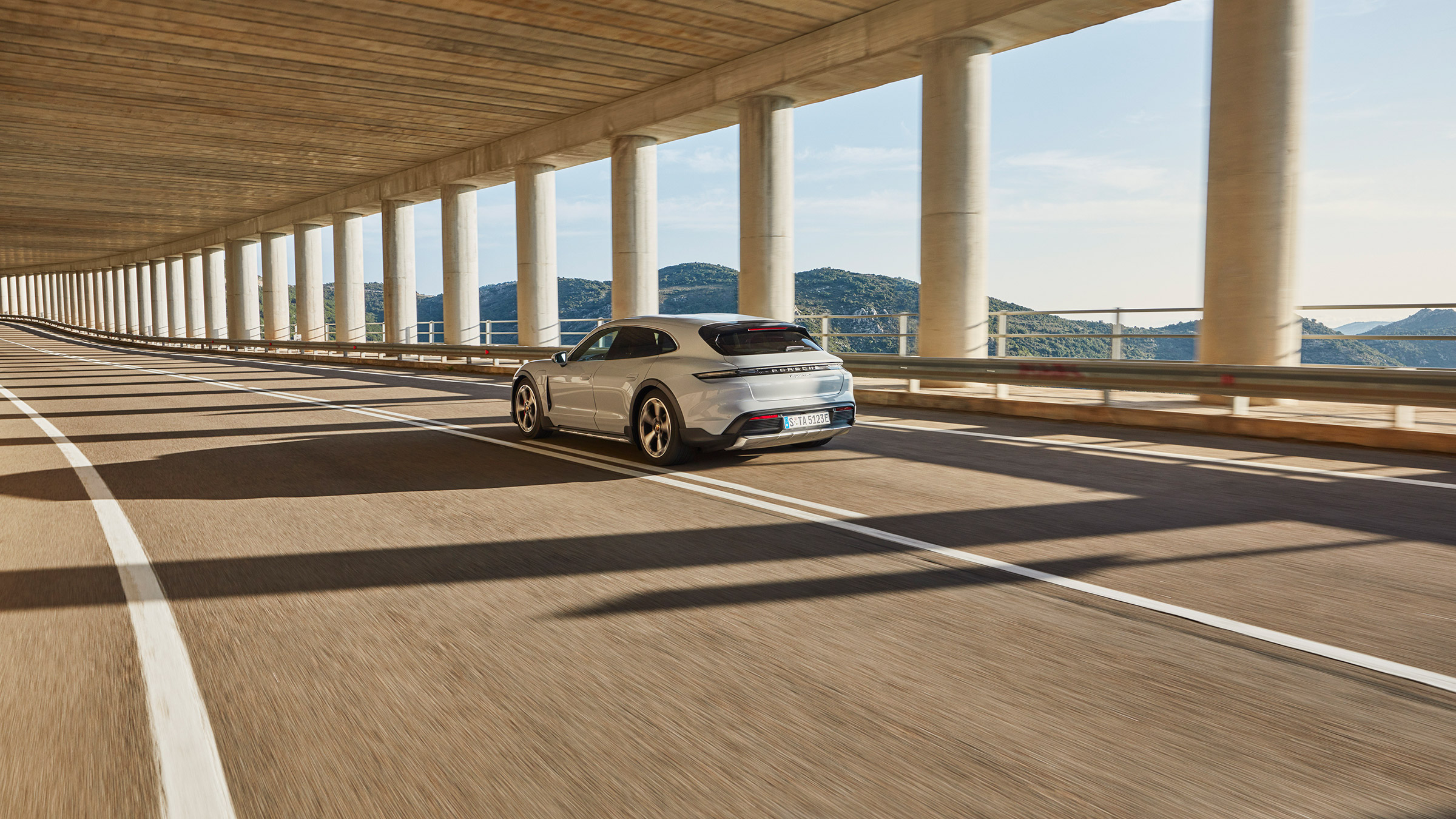 Porsche Taycan Cross Turismo - 4S rear tracking again
