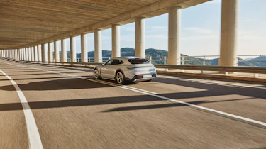 Porsche Taycan Cross Turismo - 4S rear tracking again