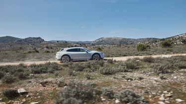 Porsche Taycan Cross Turismo - profile