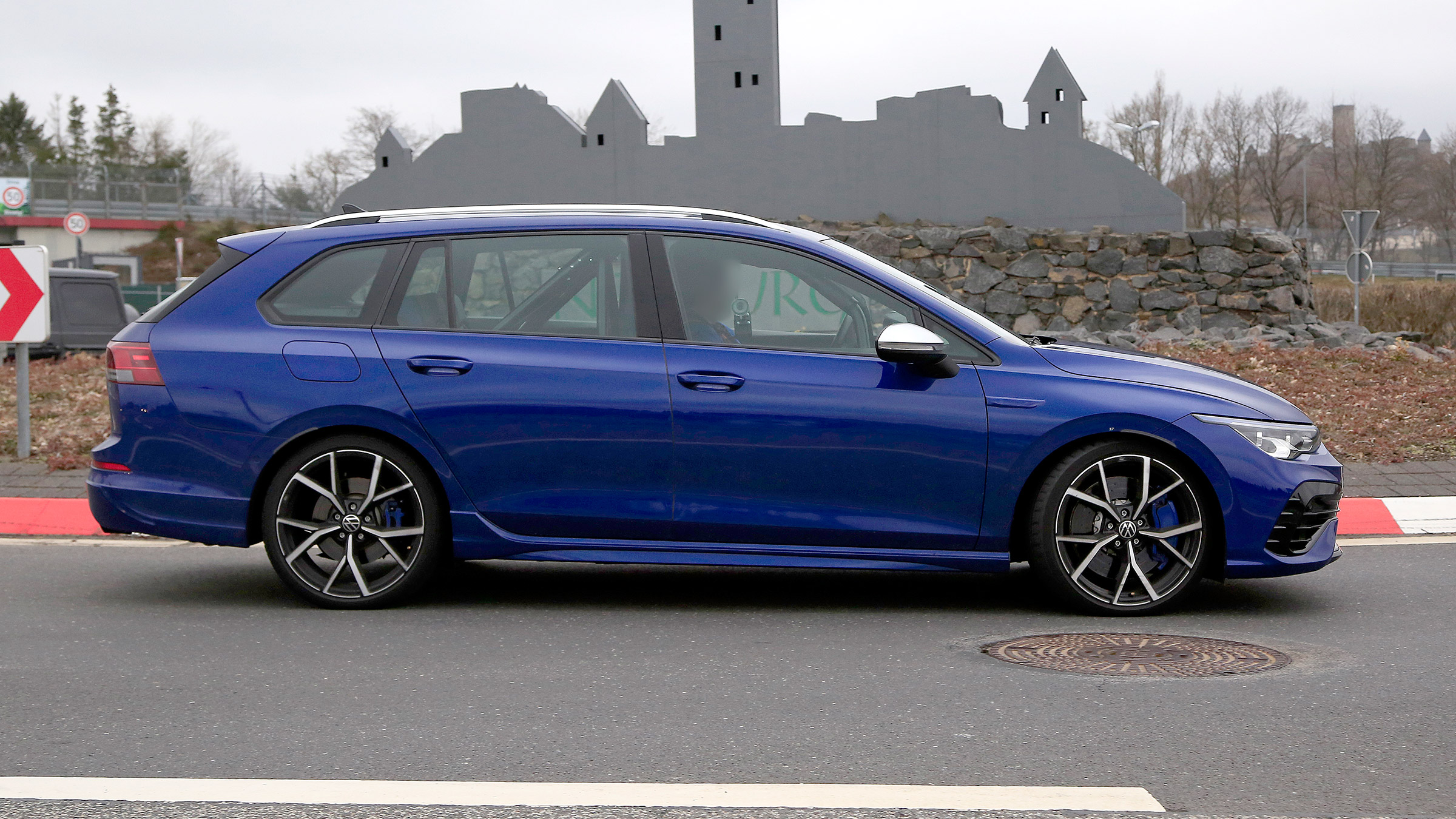 Golf R Estate 2021 spied - profile
