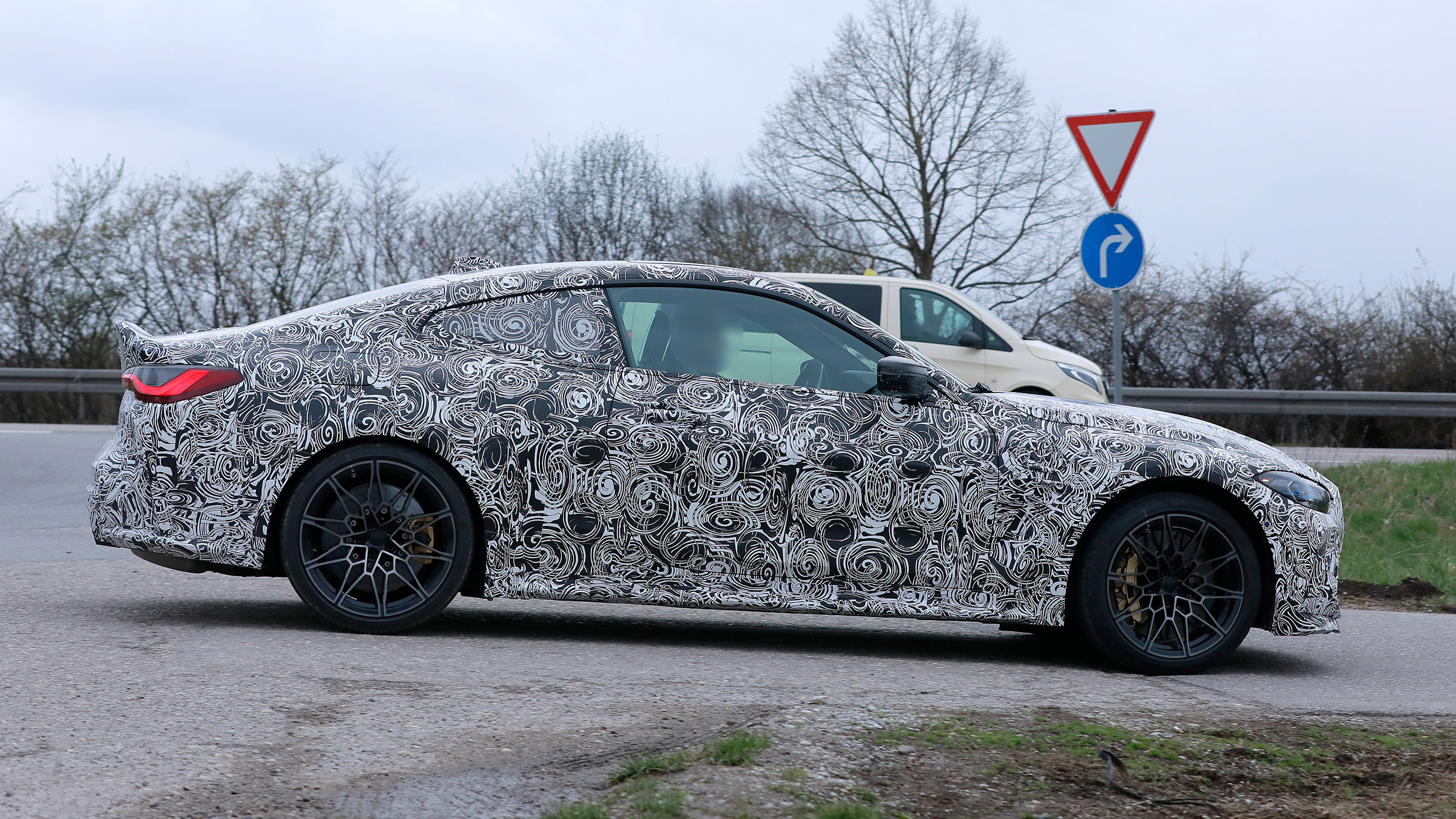 BMW M4 CS prototype 2021 - profile
