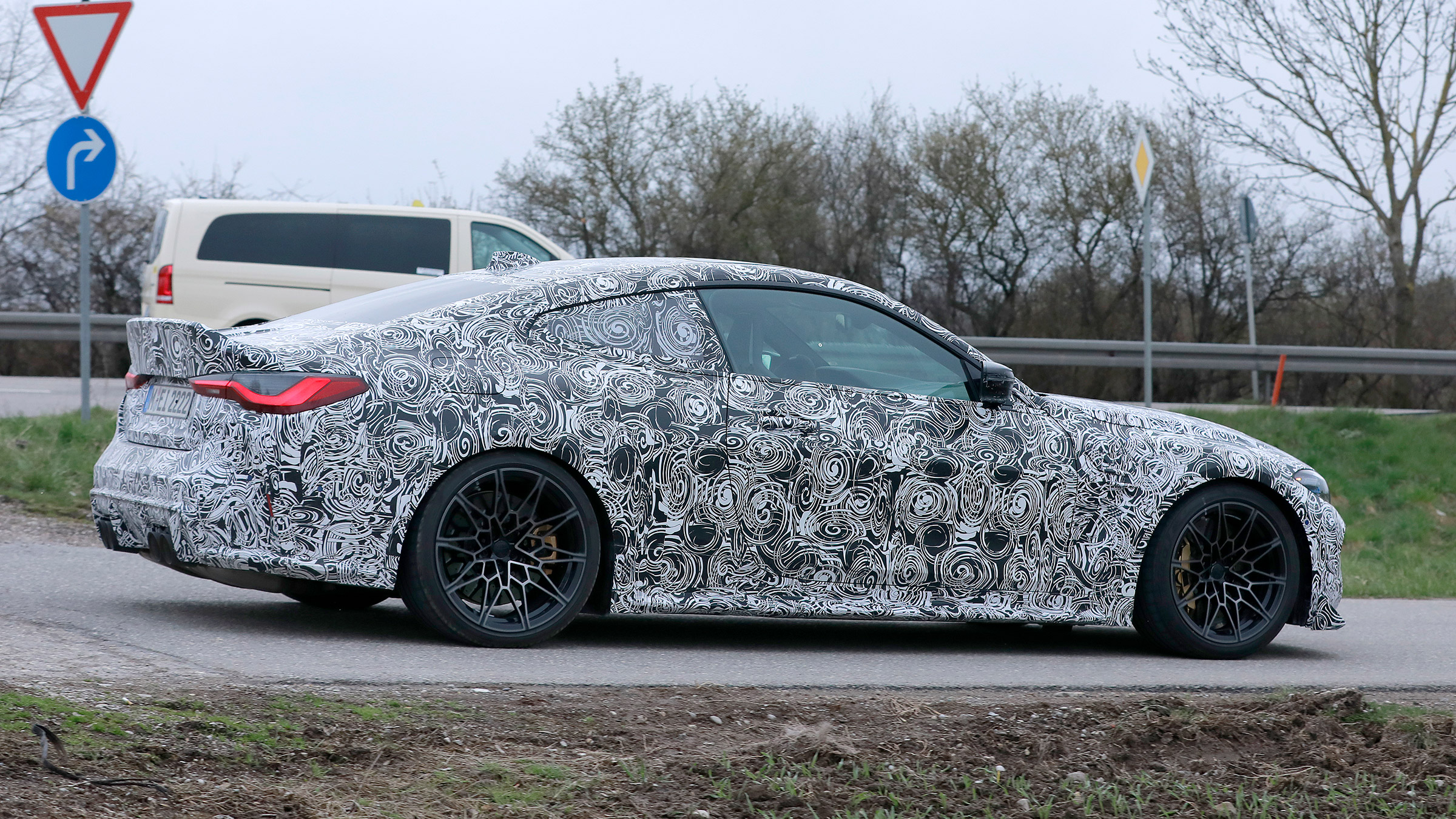 BMW M4 CS prototype 2021 - rear quarter