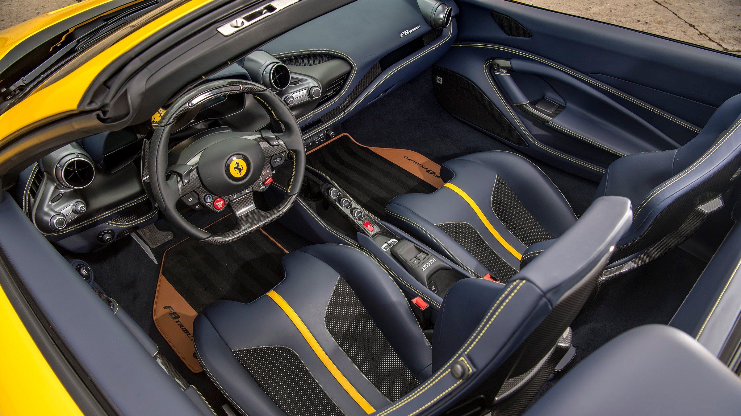 Ferrari F8 Spider - cabin