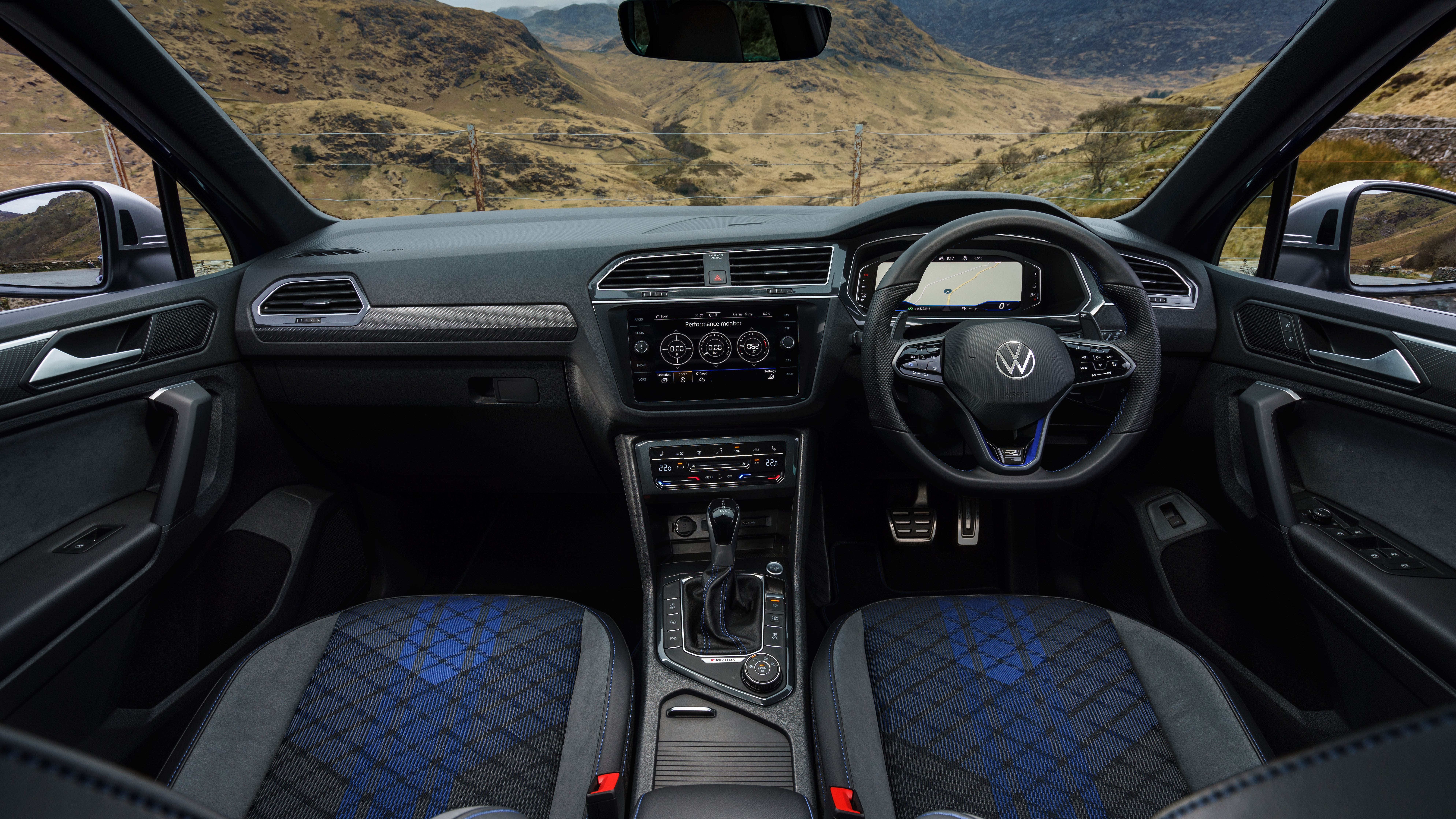 Volkswagen Tiguan R – interior 1