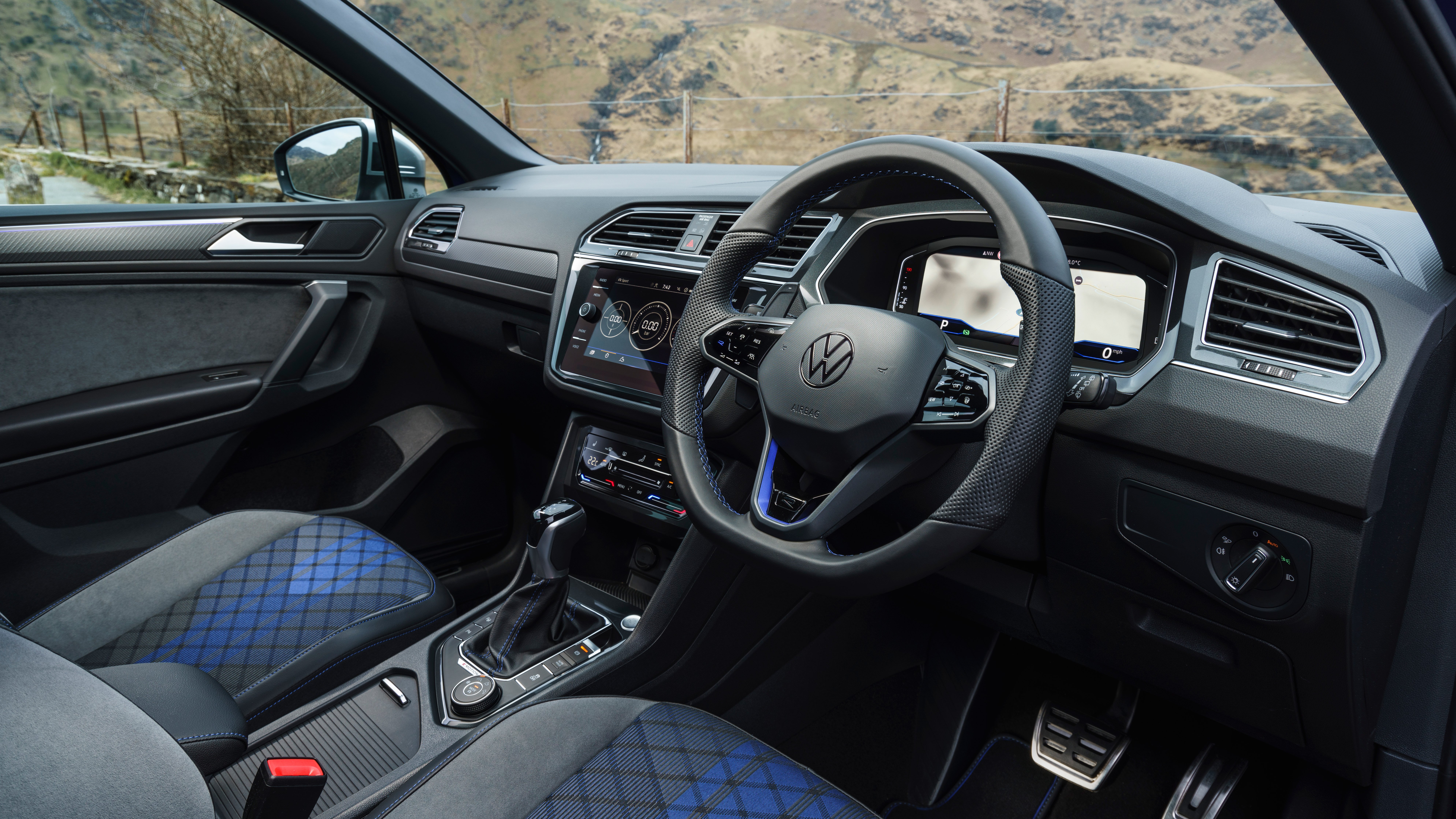 Volkswagen Tiguan R – interior