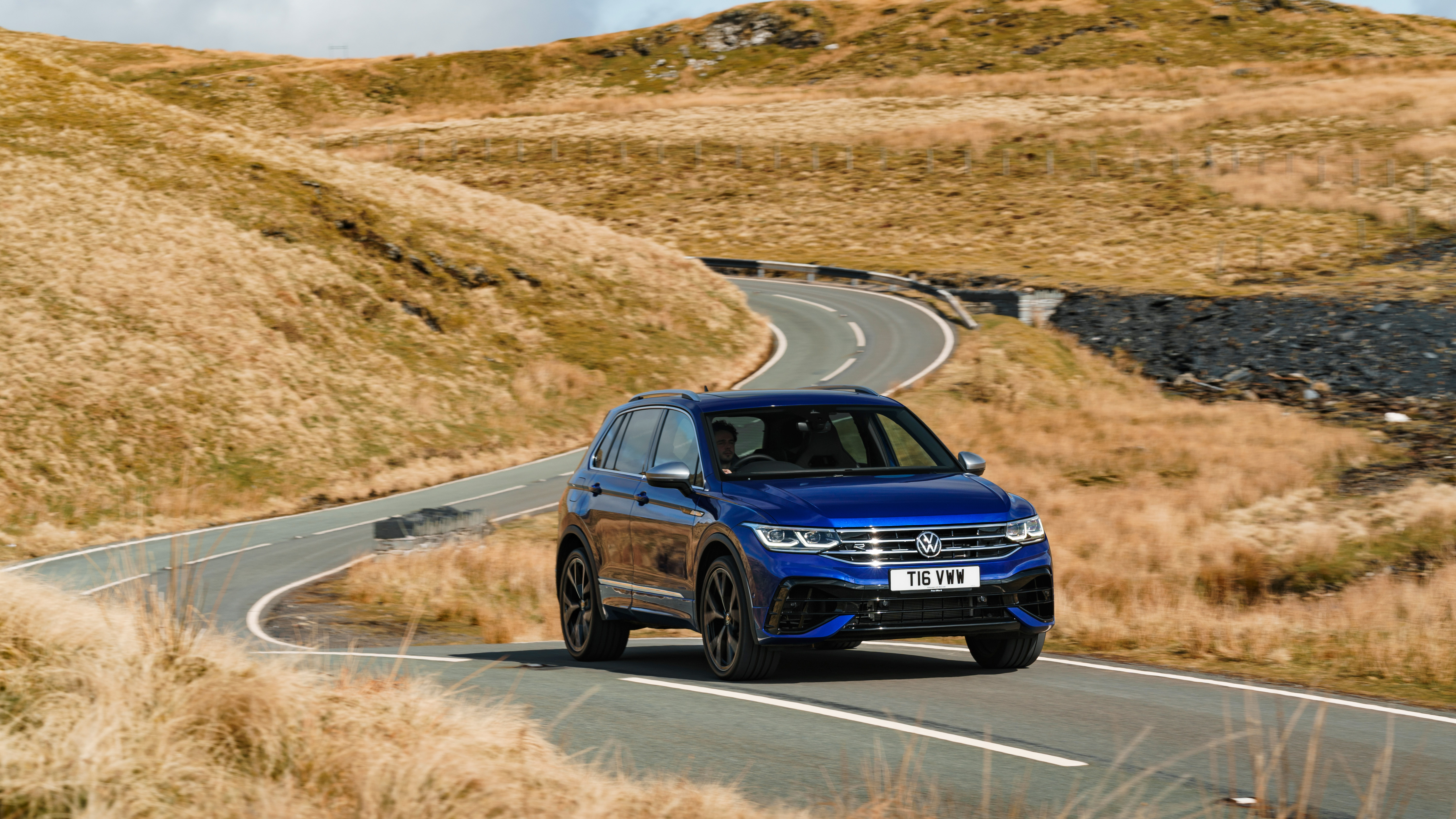 Volkswagen Tiguan R – front quarter cornering