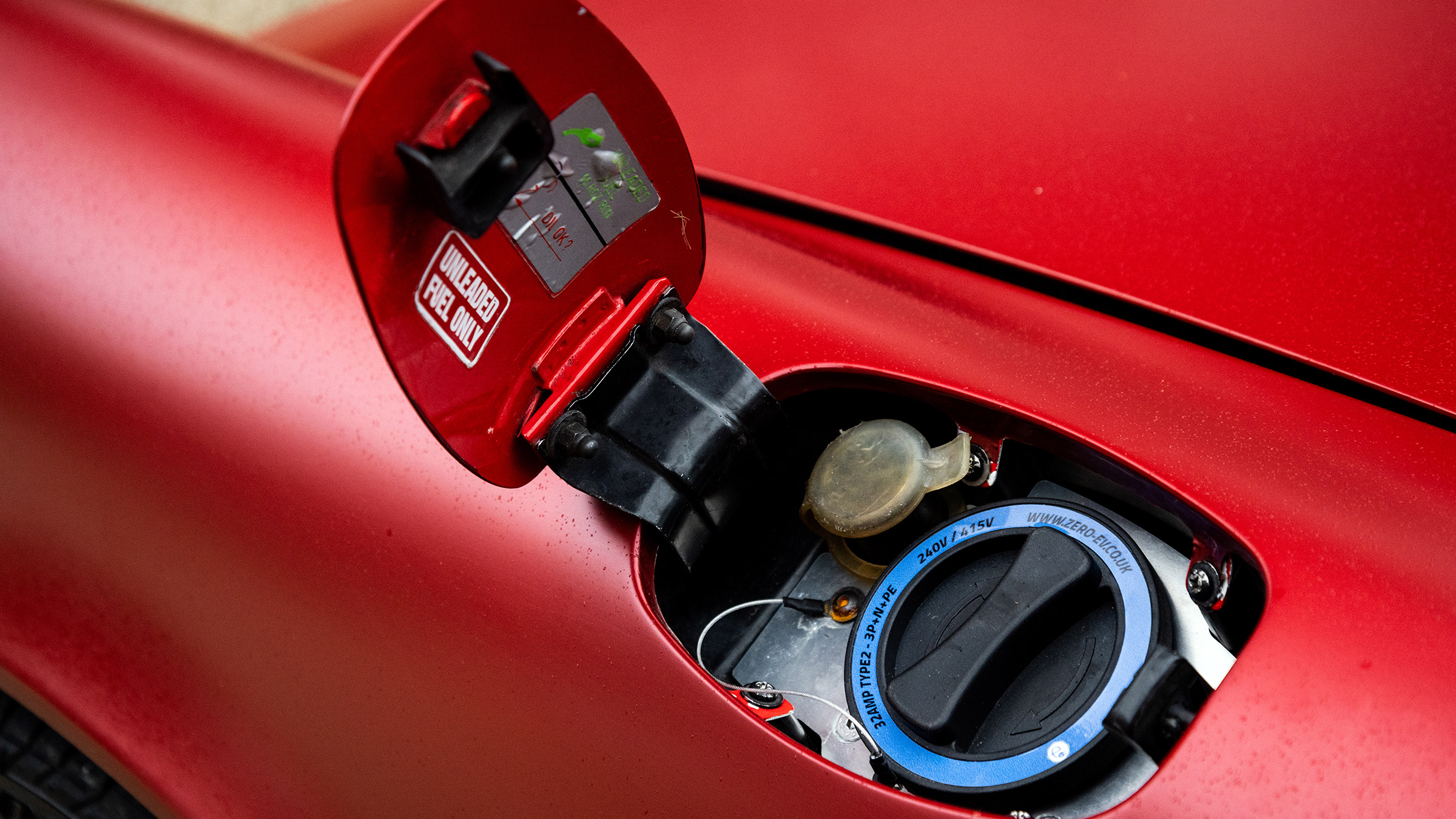 Everrati Porsche 964 – charger