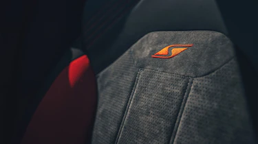 Bentley Bentayga S – seat stitch