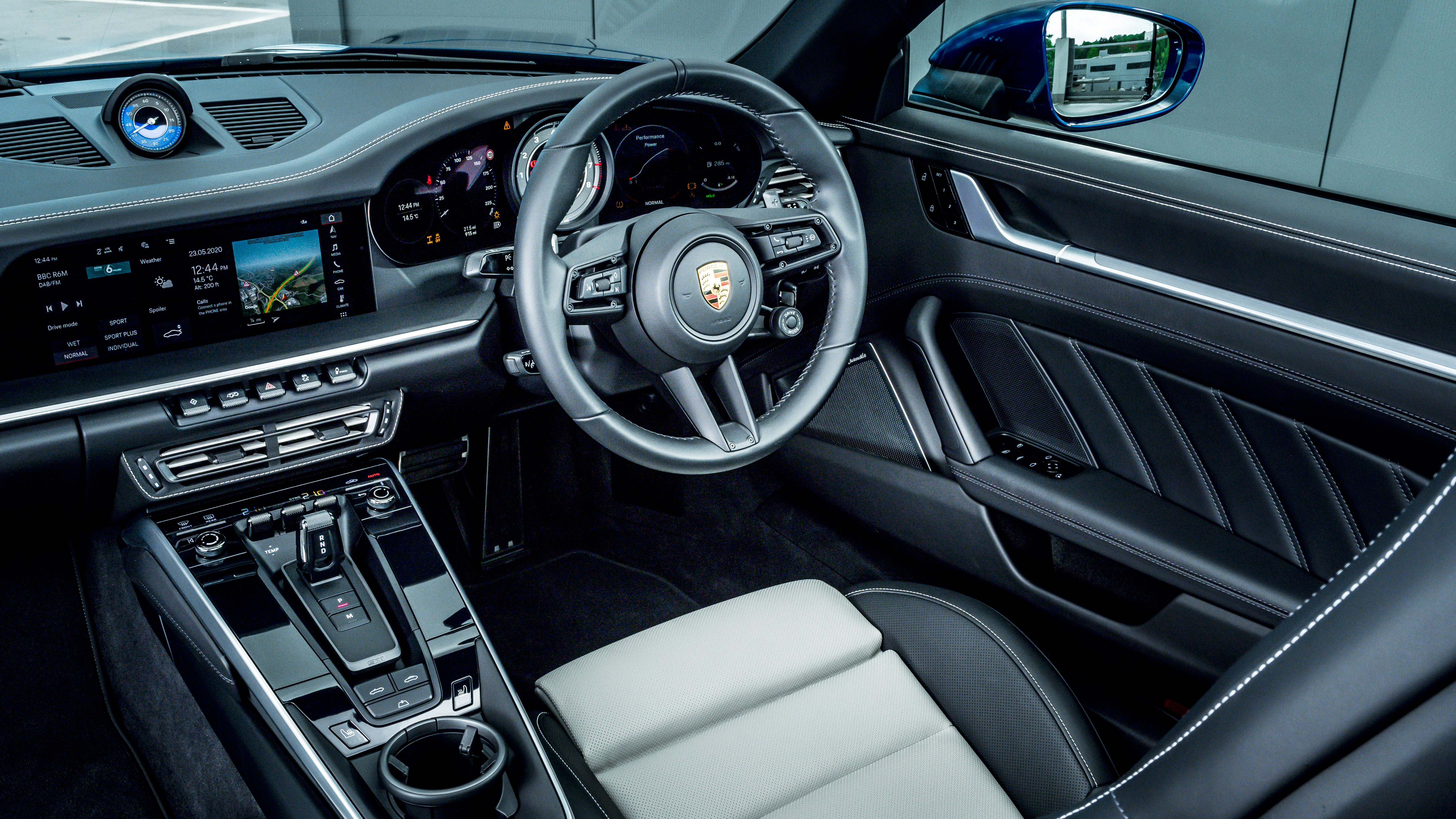 Porsche 911 Turbo S Cabriolet – interior