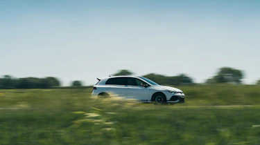 Volkswagen Golf GTI Clubsport 45 – side pan