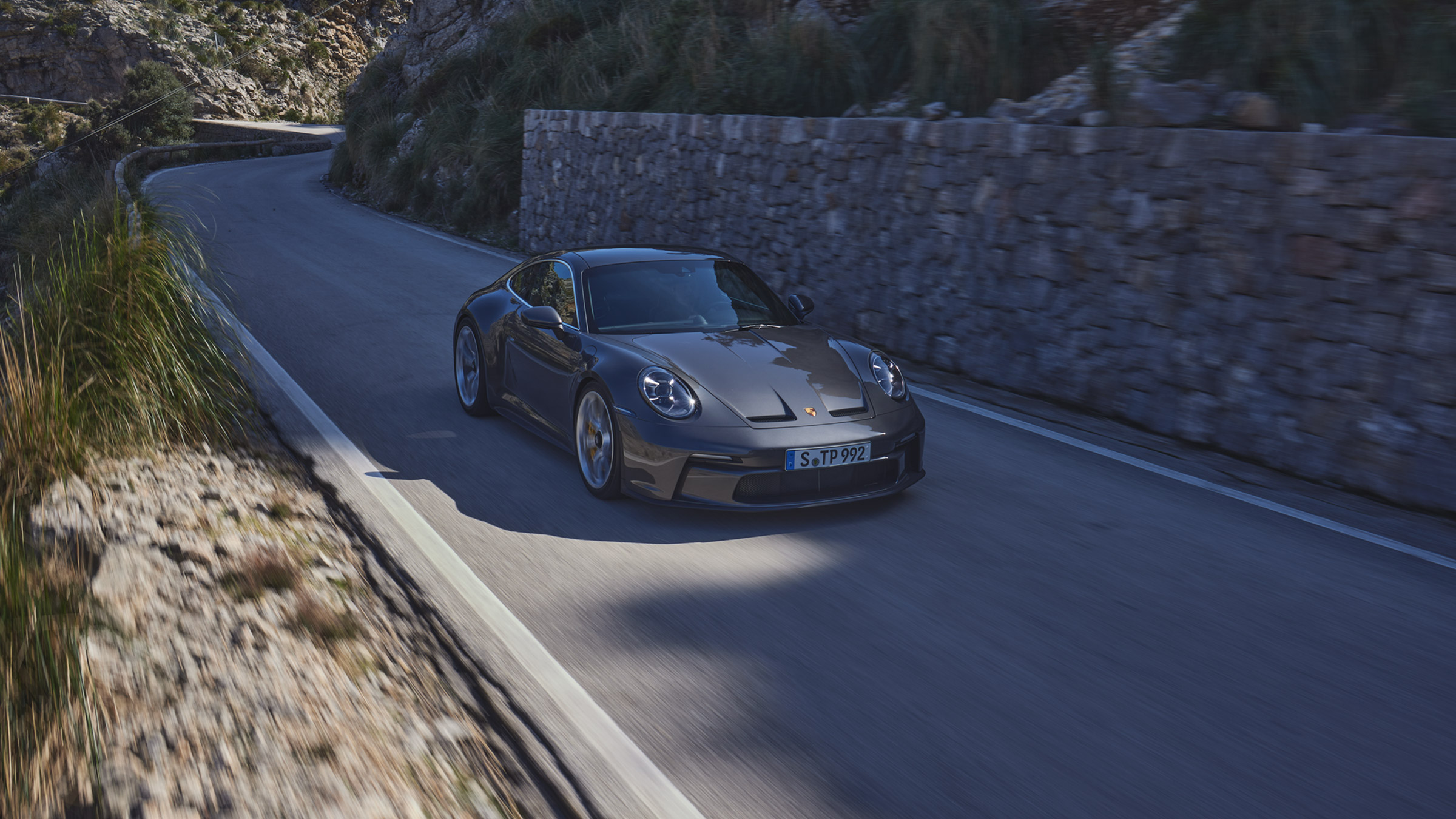 Porsche 911 GT3 Touring – front in shadow