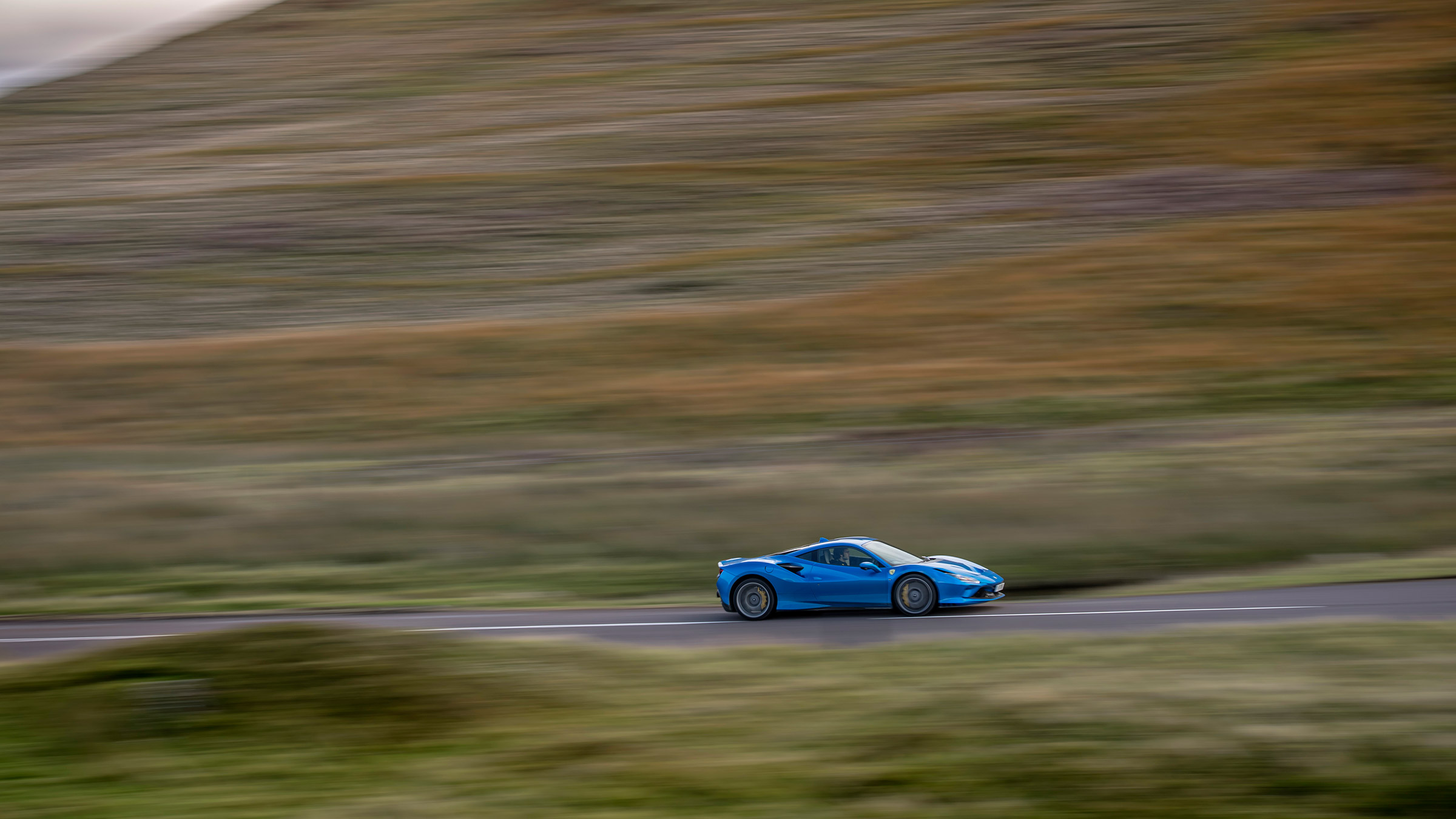 Ferrari F8 Tributo – side pan