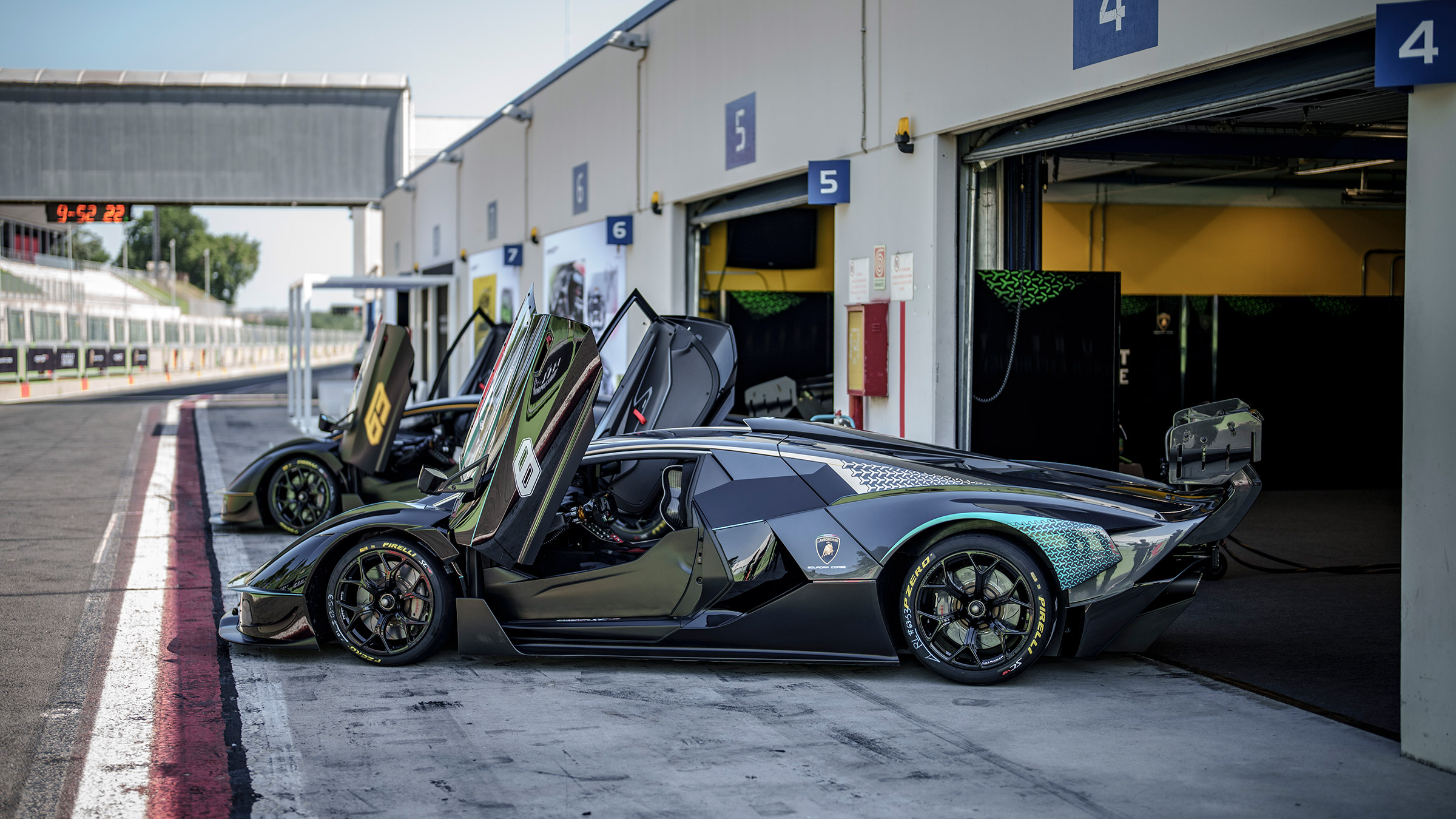 Lamborghini Essenza SCV12 – paddock