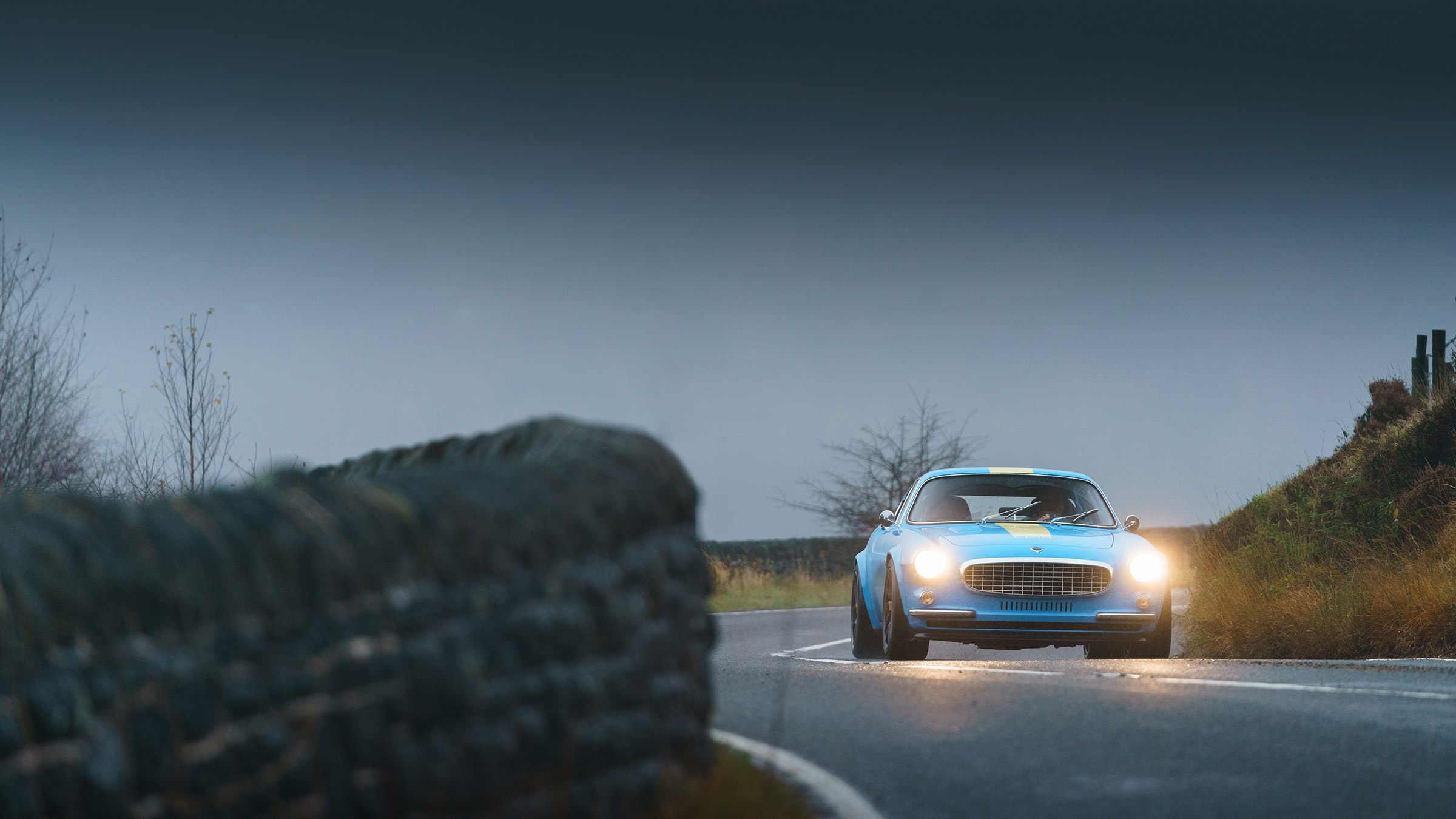 Volvo P1800 Cyan Racing – cornering